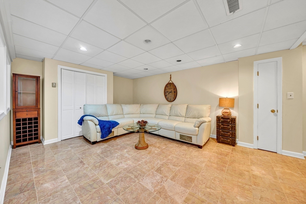 Mansfield, Massachusetts, 02048, United States, 4 Bedrooms Bedrooms, ,3 BathroomsBathrooms,Residential,For Sale,2009096