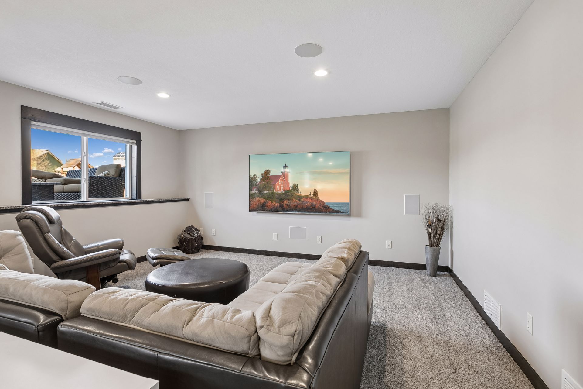  Elegant Living with Entertainer’s Lower Level - 物件實景