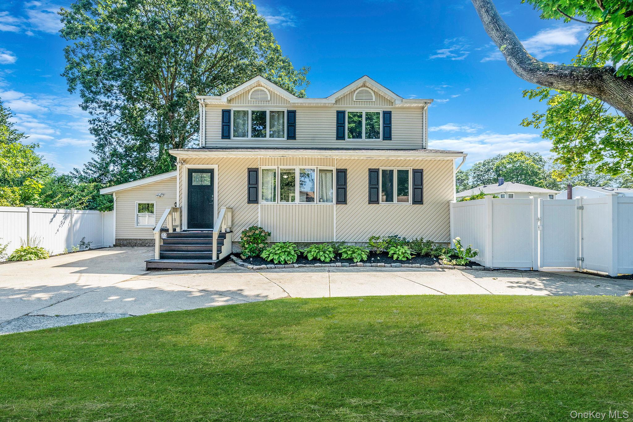 West Islip, New York, 11795, United States, 4 Bedrooms Bedrooms, ,4 BathroomsBathrooms,Residential,For Sale,1925742