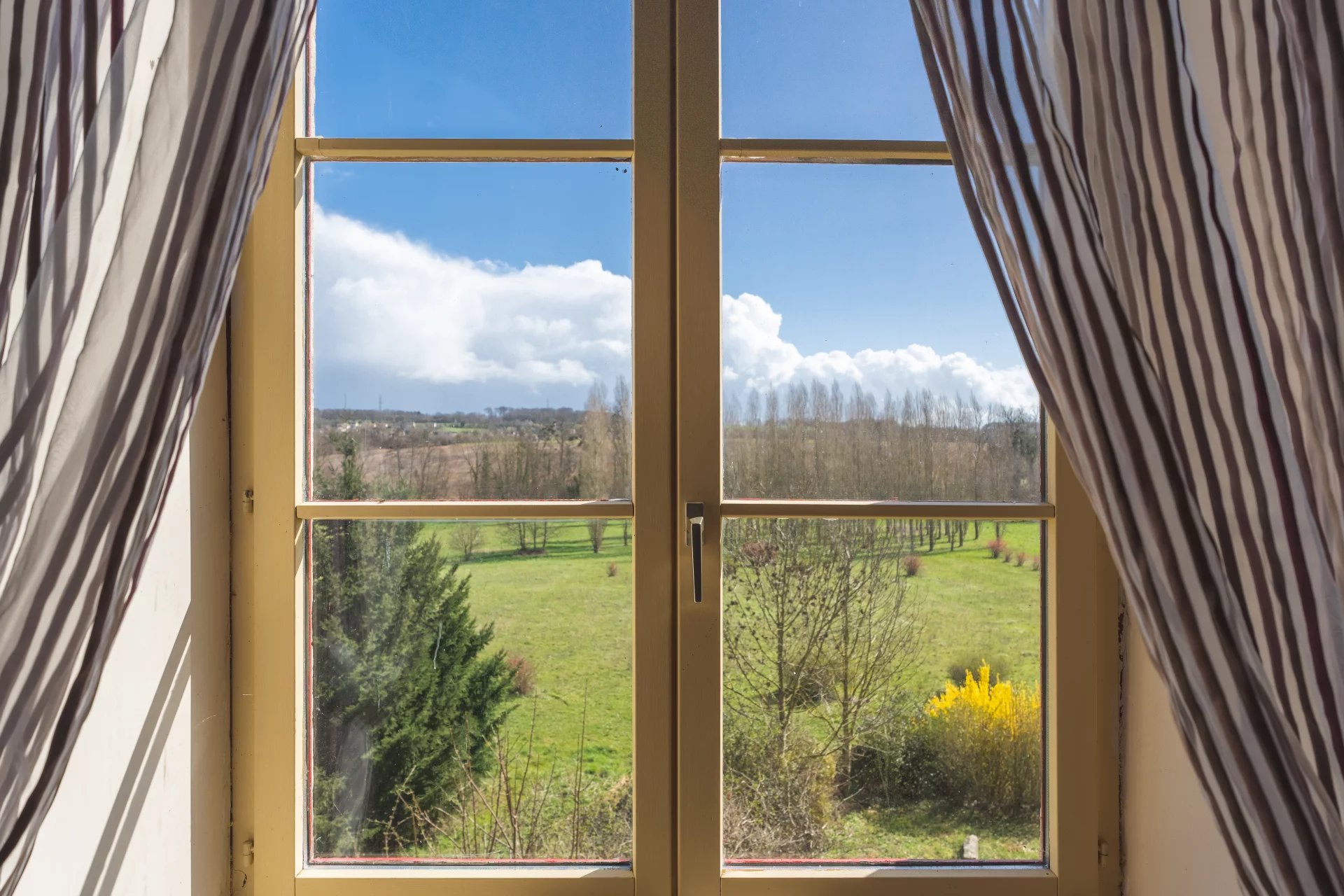 Le Mans, Pays de la Loire, 72000, FR, 7 Bedrooms Bedrooms, ,2 BathroomsBathrooms,Residential,For Sale,1883216