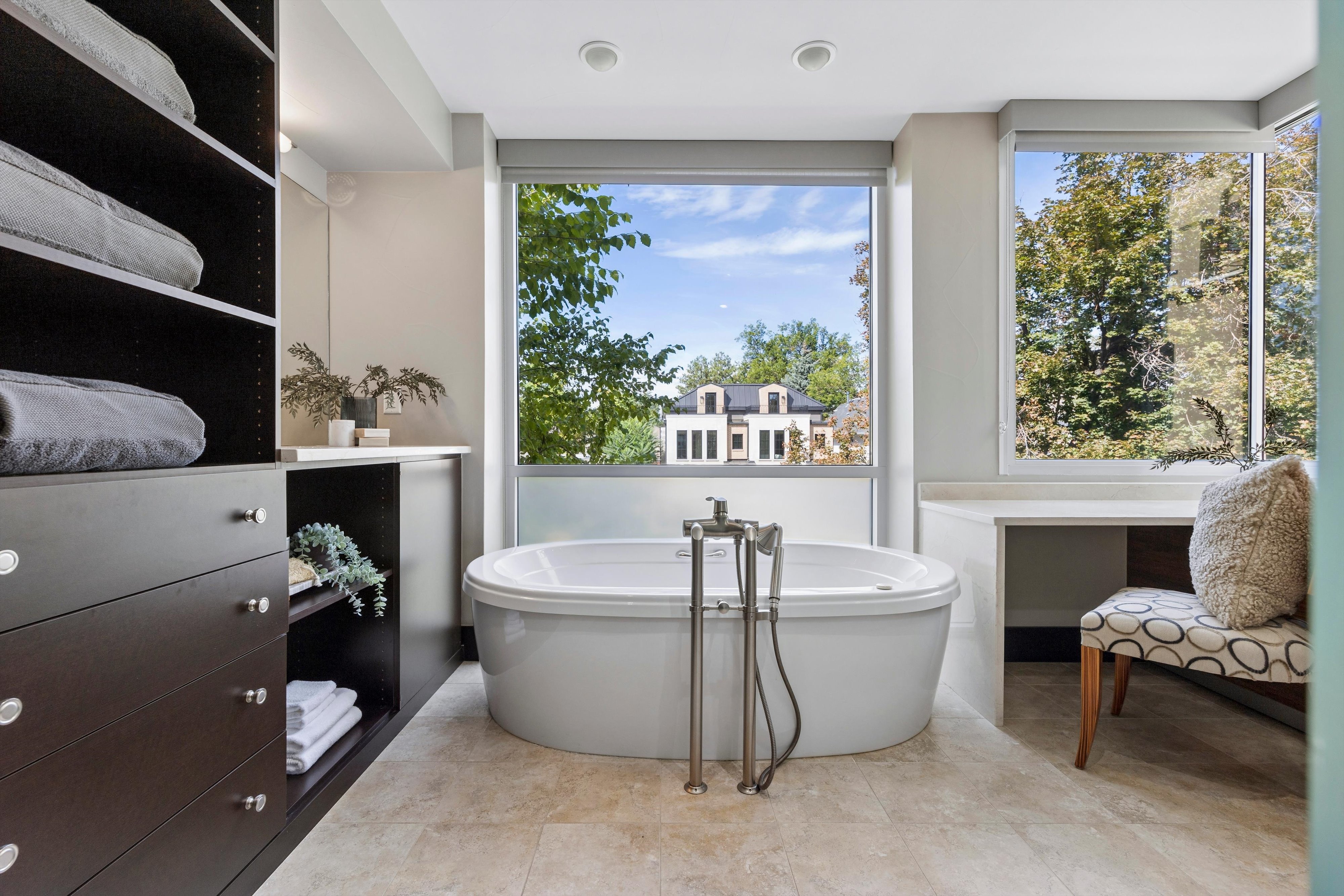  Contemporary residence combines sophisticated design with functional floor plan - 物件實景