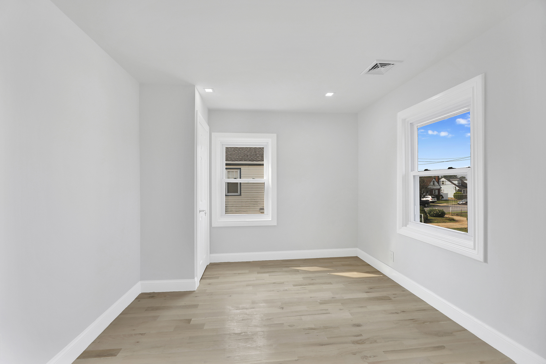 Oceanside, New York, 11572, United States, 5 Bedrooms Bedrooms, ,3 BathroomsBathrooms,Residential,For Sale,1914667