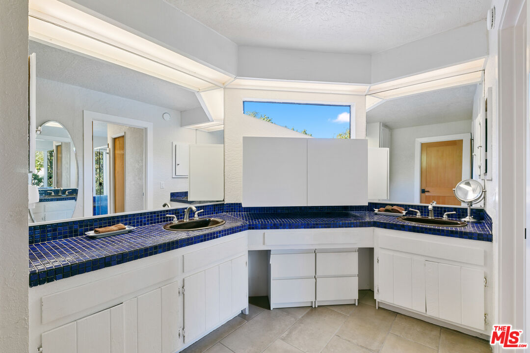 Malibu, California, 90265, United States, 3 Bedrooms Bedrooms, ,3 BathroomsBathrooms,Residential,For Sale,1949478