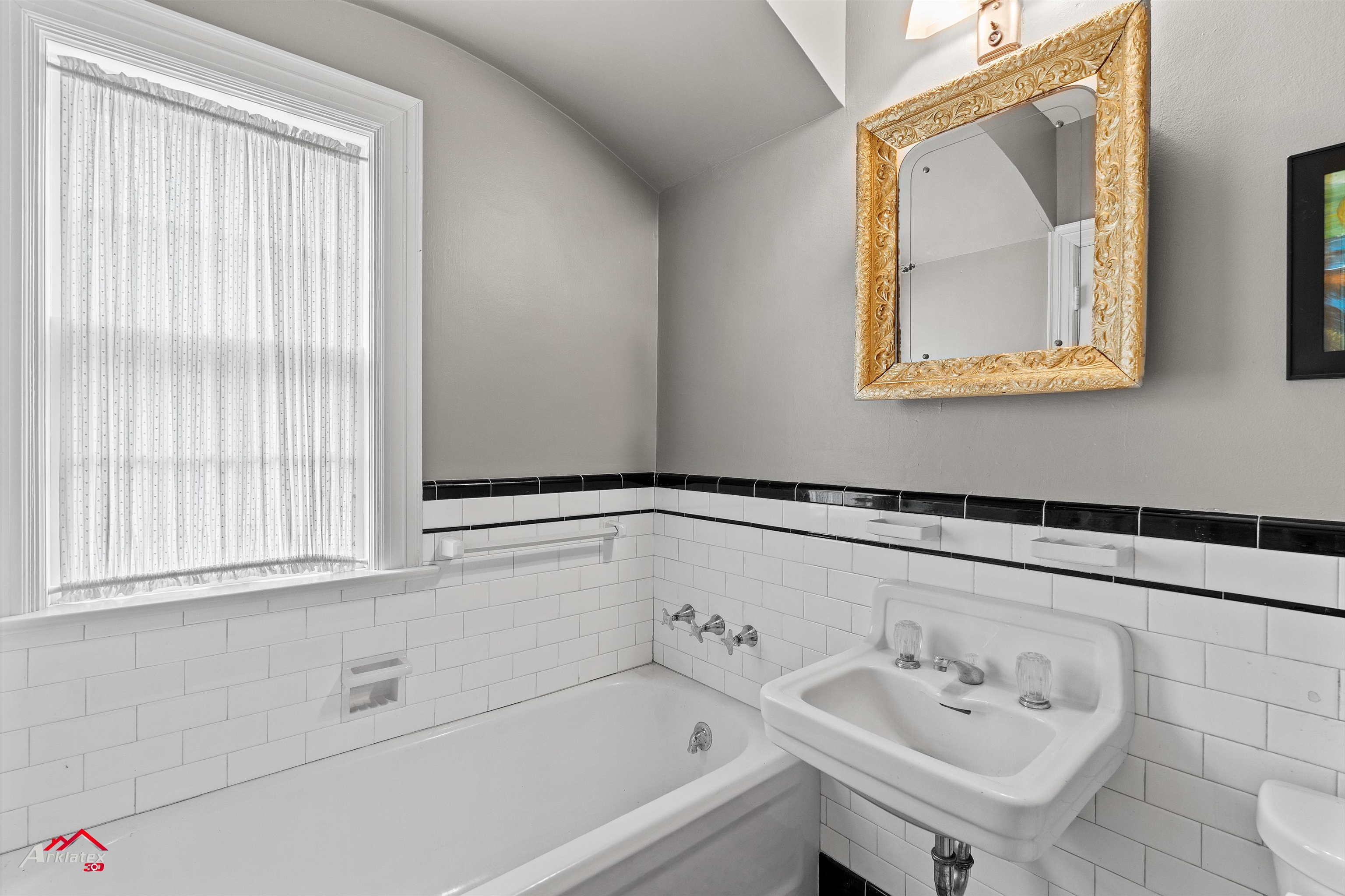Henderson, Texas, 75654, United States, 3 Bedrooms Bedrooms, ,5 BathroomsBathrooms,Residential,For Sale,1930461