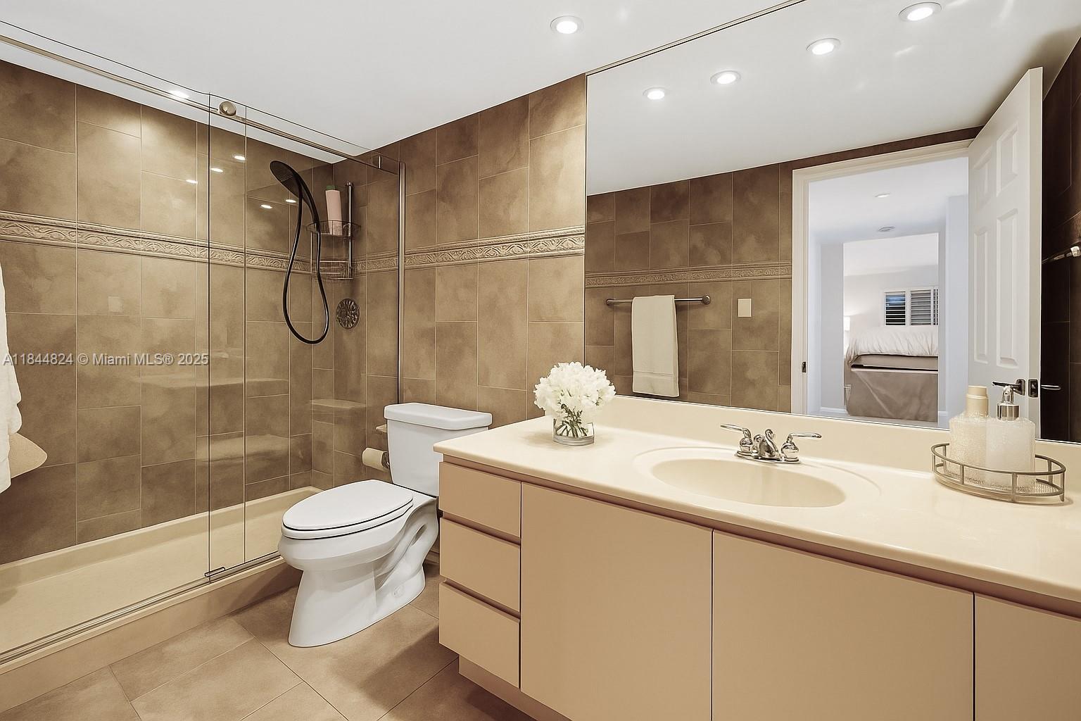 Miami Beach, Florida, 33140, United States, 2 Bedrooms Bedrooms, ,2 BathroomsBathrooms,Residential,For Sale,1907314
