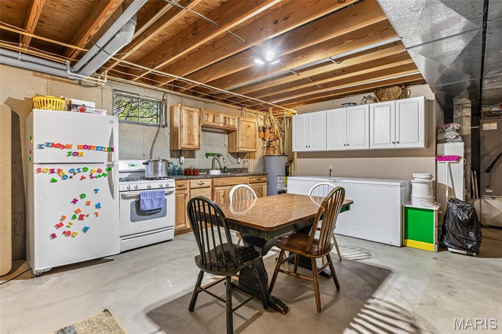 Farmington, Missouri, 63640, United States, 4 Bedrooms Bedrooms, ,3 BathroomsBathrooms,Residential,For Sale,1941808