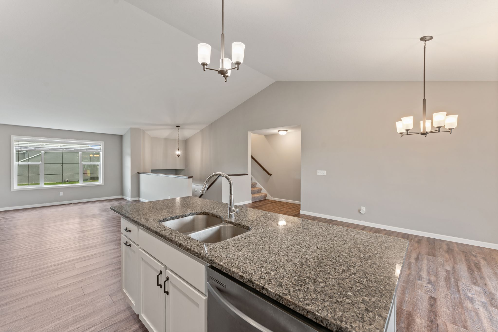  Spacious Walkout Living on a Prime Corner Lot - 物件實景