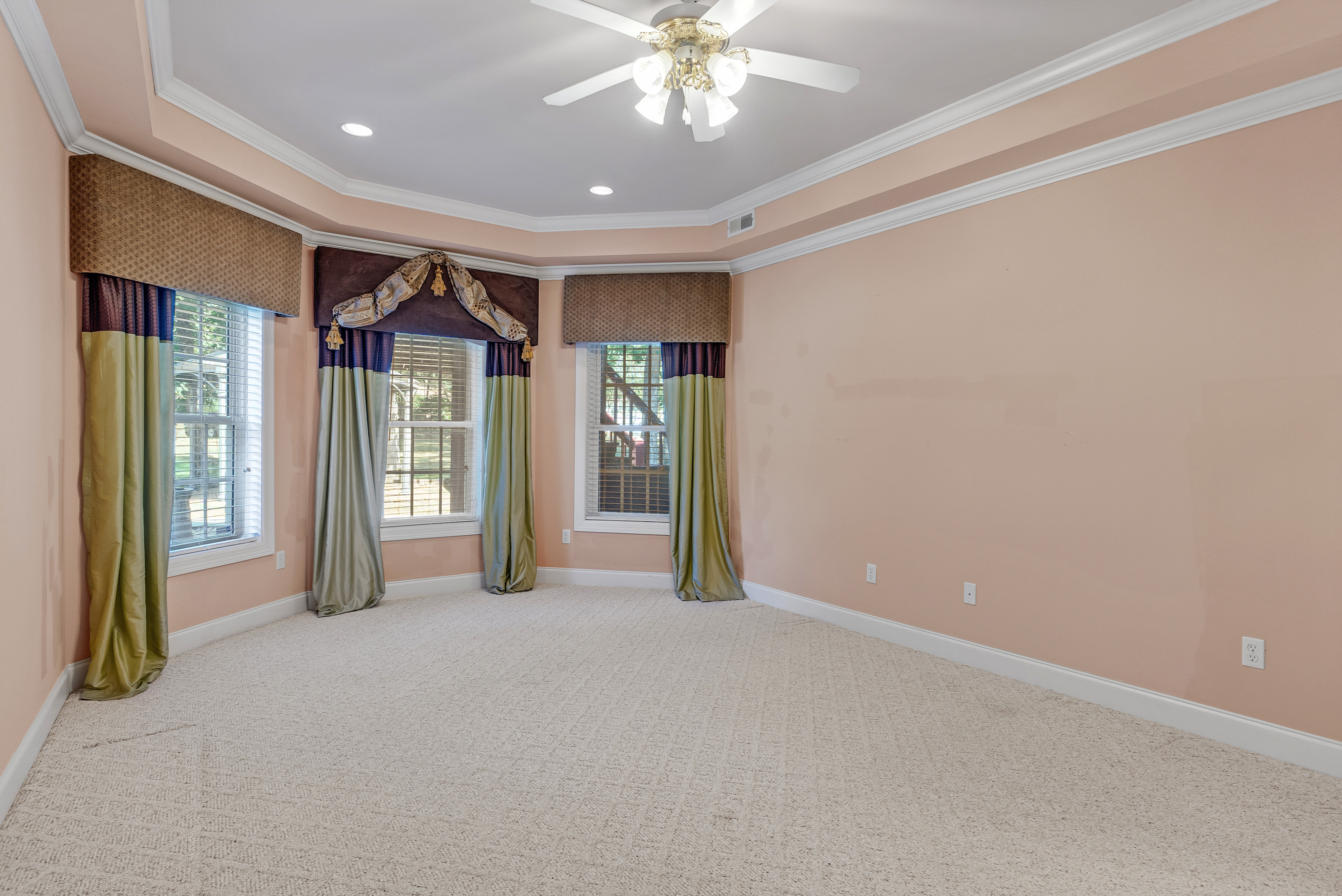 Tullahoma, Tennessee, 37388, United States, 6 Bedrooms Bedrooms, ,5 BathroomsBathrooms,Residential,For Sale,1851275