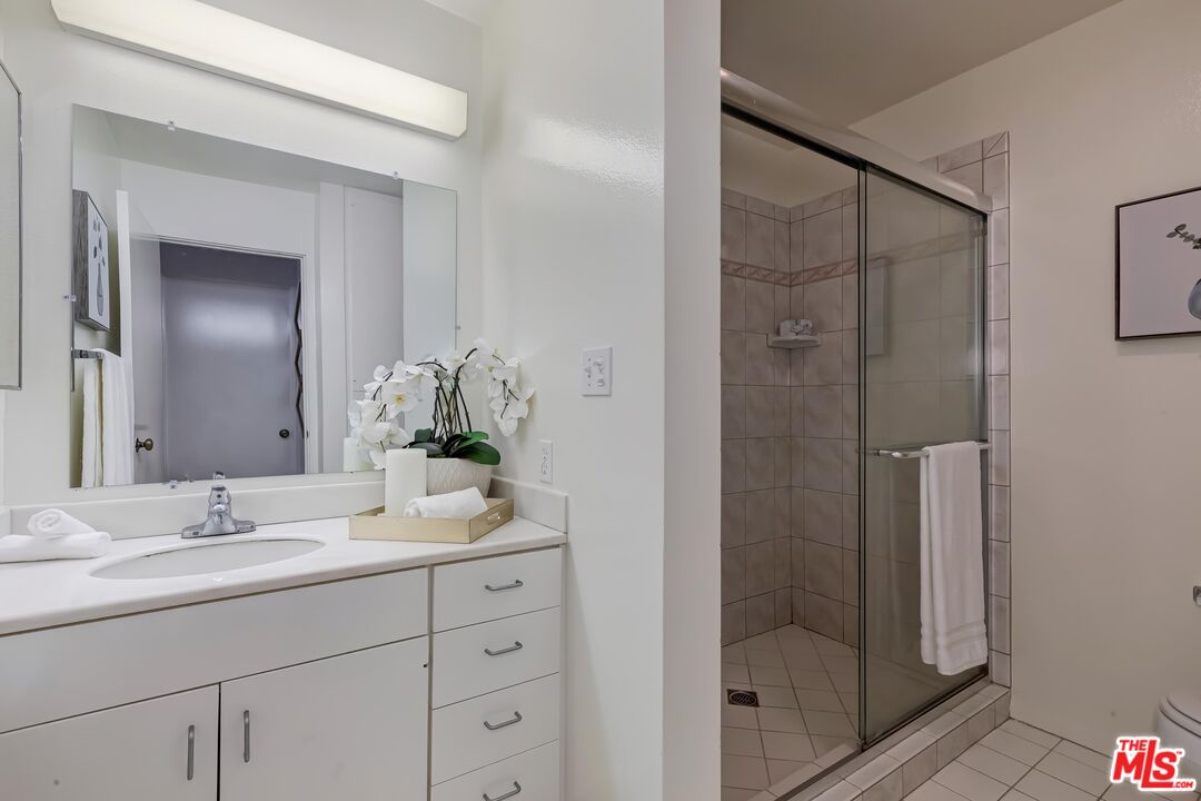 Santa Monica, California, 90403, United States, 2 Bedrooms Bedrooms, ,2 BathroomsBathrooms,Residential,For Sale,2003449