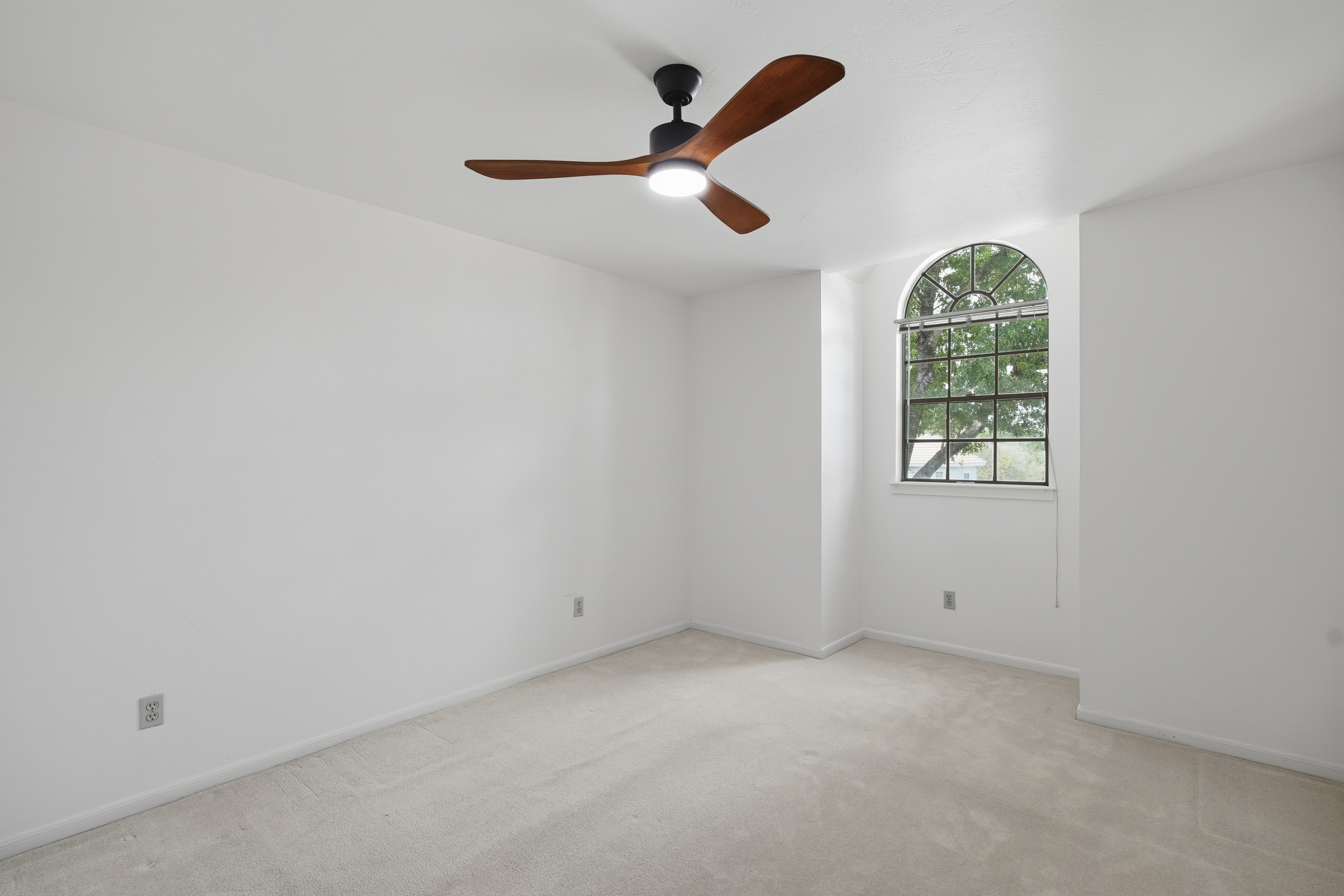  Custom Home with Private Backyard Oasis - 物件實景