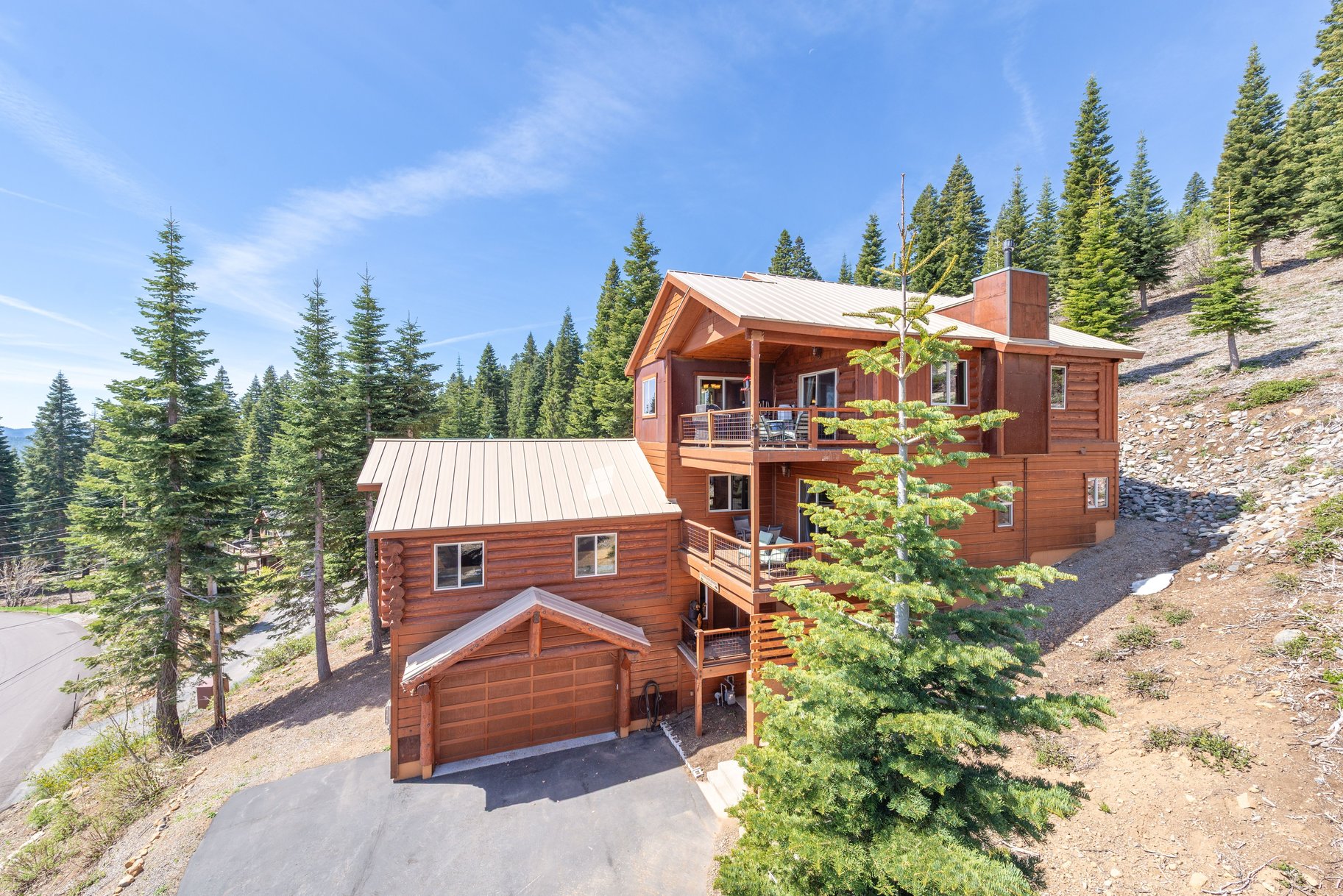  Beautiful Log Home with Carson Range Views from Every Floor - 物件實景