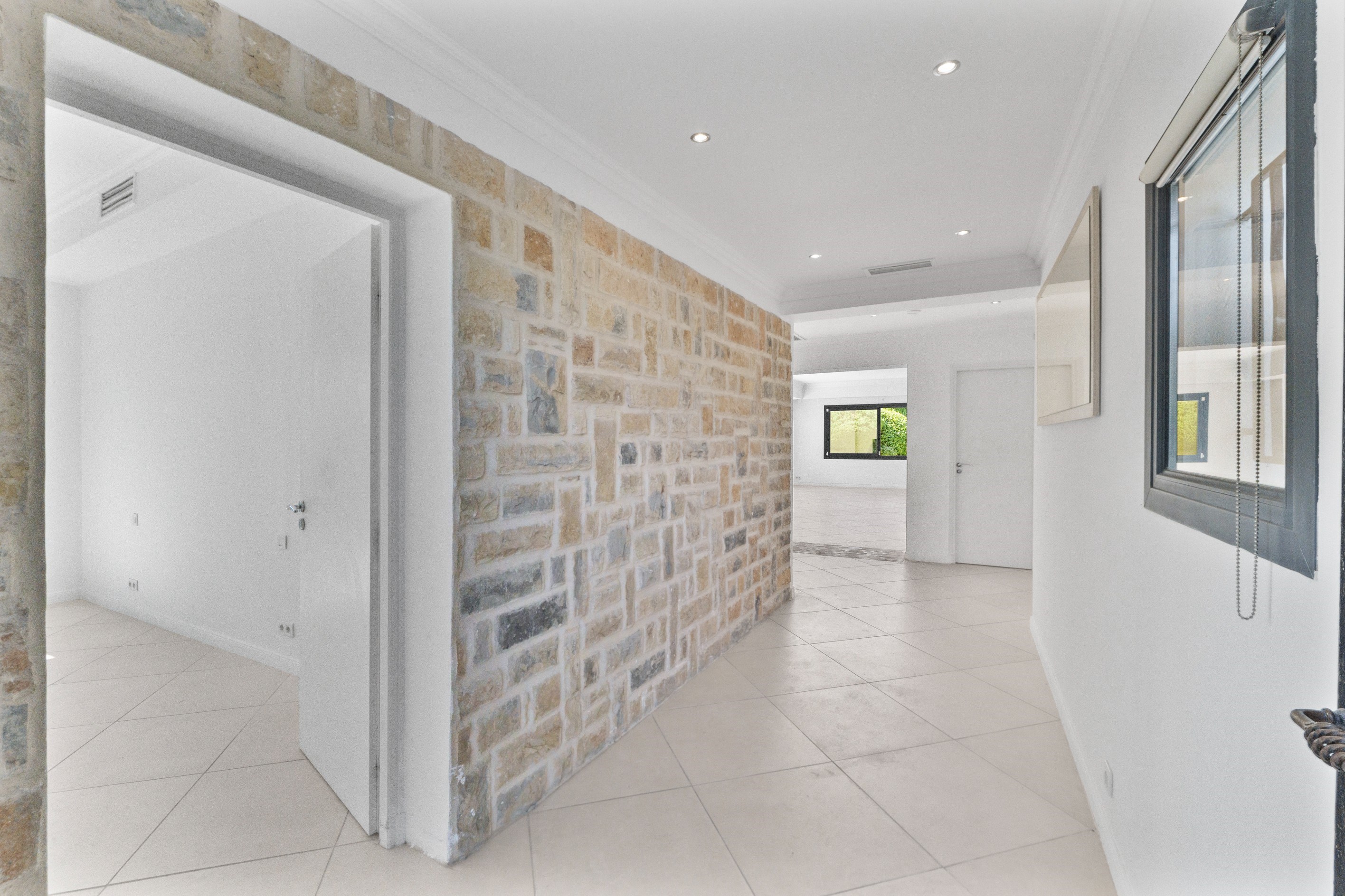  Contemporary single-storey villa with pool and pétanque court for sale in Mougi… - 物件實景