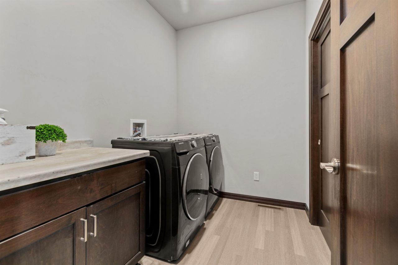 NEENAH, Wisconsin, 54956, United States, 3 Bedrooms Bedrooms, ,2 BathroomsBathrooms,Residential,For Sale,1818081