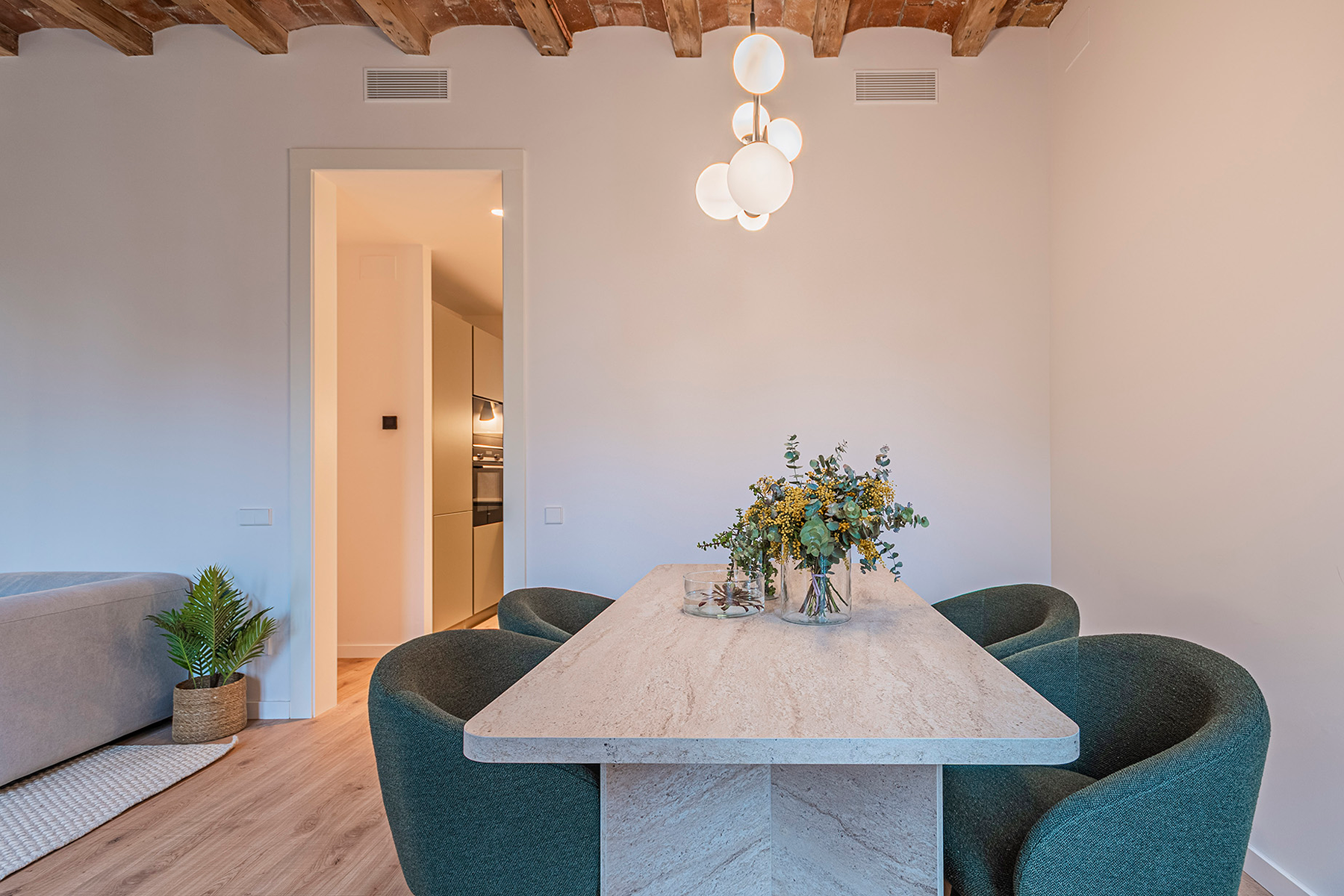  Renovated corner apartment with lots of natural light - 物件實景