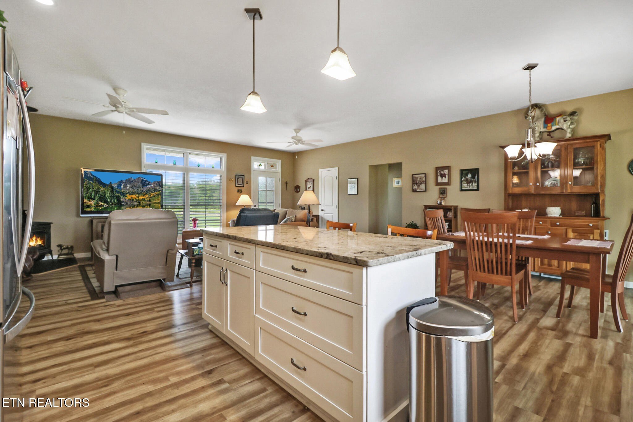Crossville, Tennessee, 38555, United States, 3 Bedrooms Bedrooms, ,3 BathroomsBathrooms,Residential,For Sale,1921261