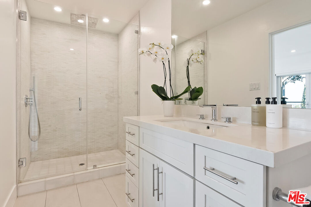 Sherman Oaks, California, 91403, United States, 3 Bedrooms Bedrooms, ,2 BathroomsBathrooms,Residential,For Sale,1940952