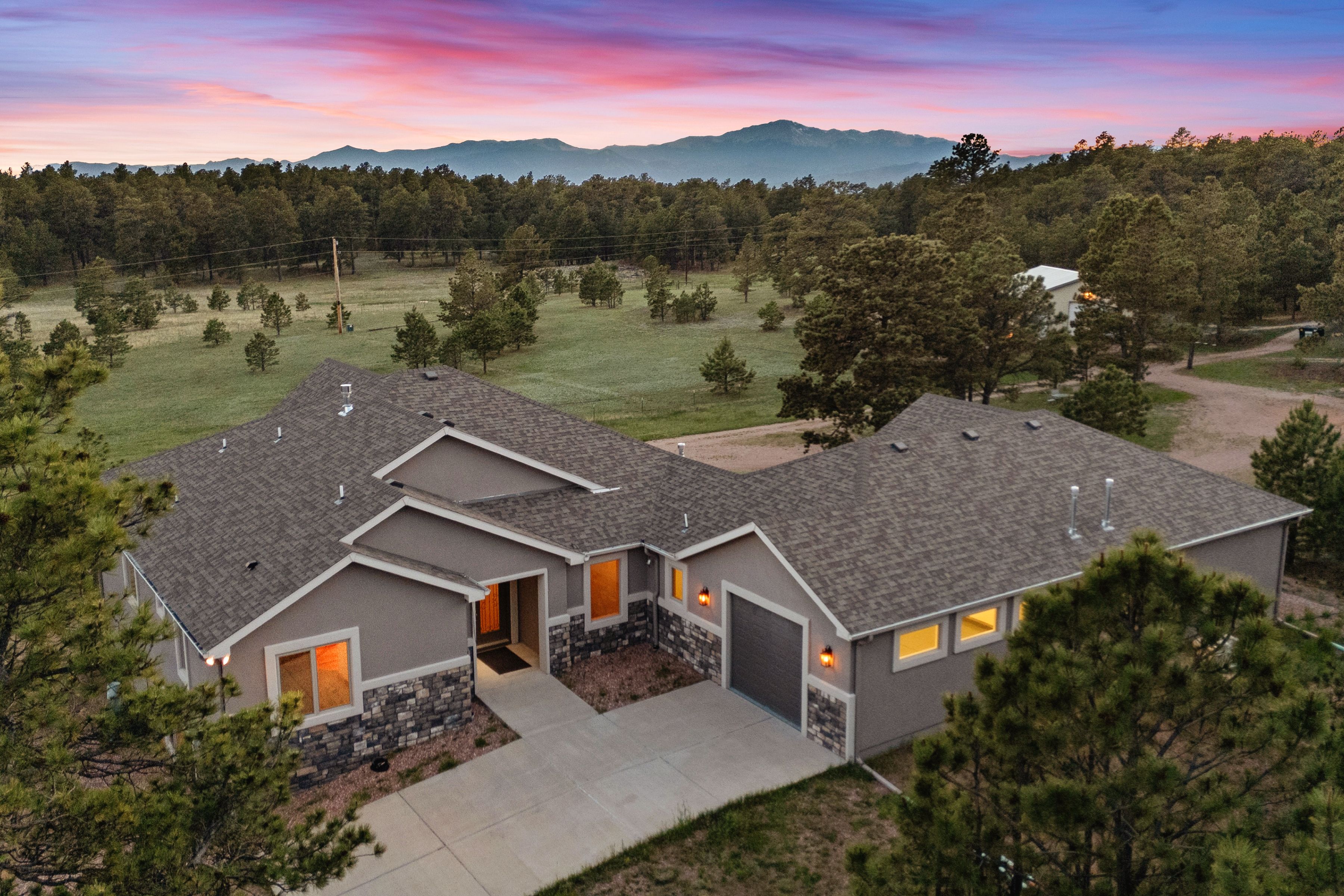  Rare and unique south Black Forest estate nestled on 37 acres - 物件實景