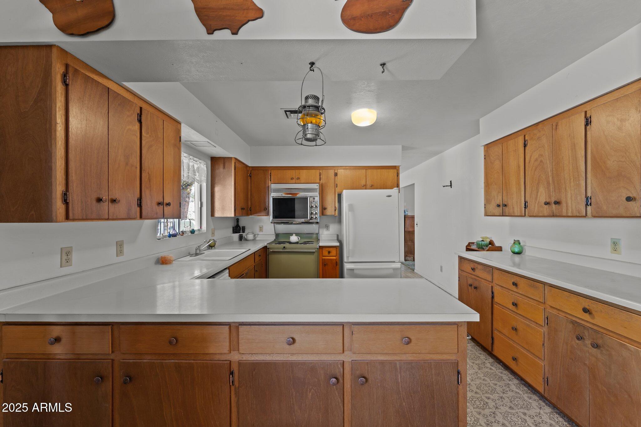 Wickenburg, Arizona, 85390, United States, 4 Bedrooms Bedrooms, ,2 BathroomsBathrooms,Residential,For Sale,1983414