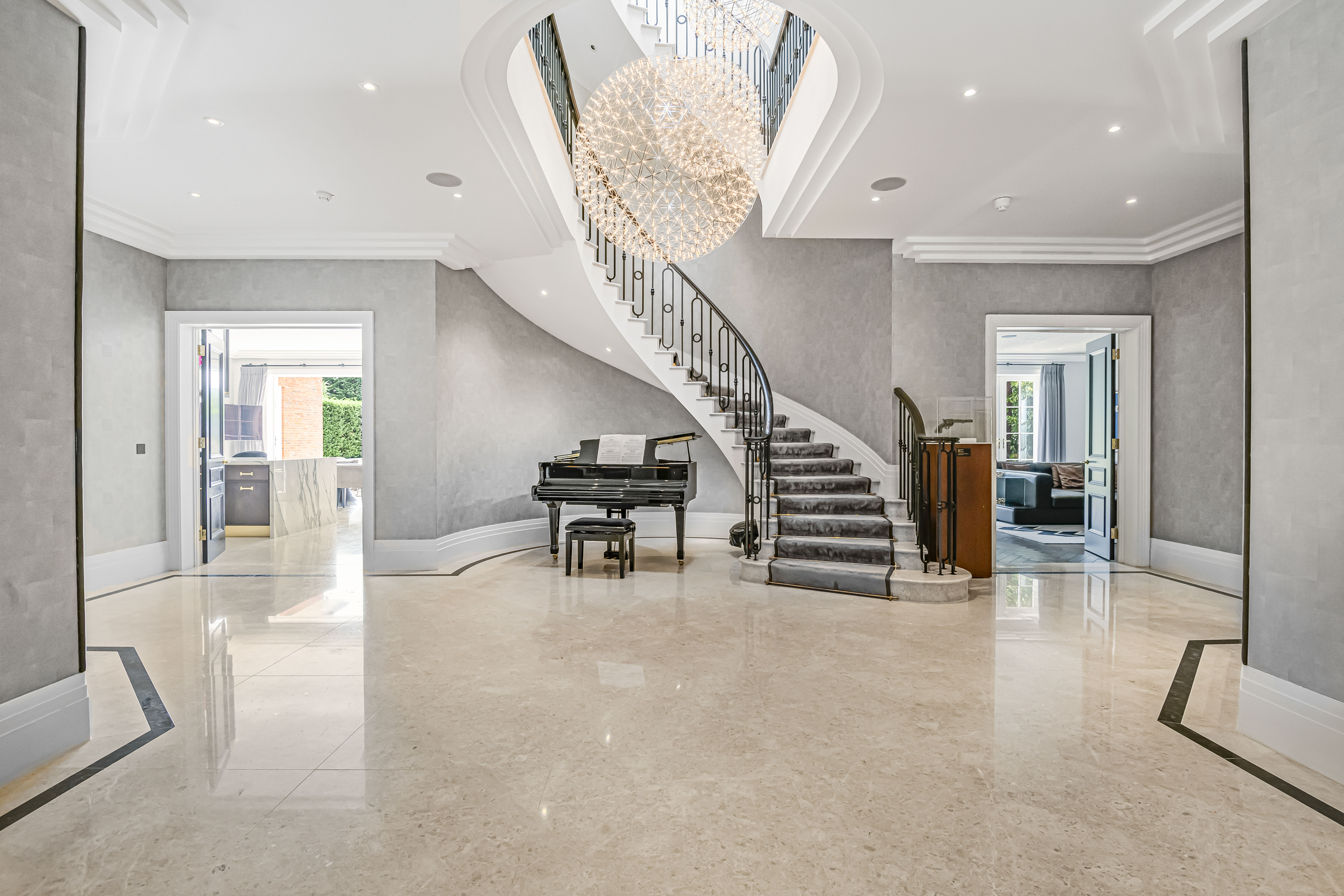  Luxury amenities and an abundance of space in this gated home - 物件實景