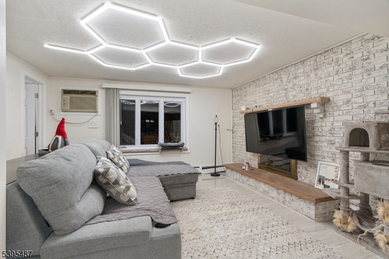 Wayne Twp., New Jersey, 07470, United States, 5 Bedrooms Bedrooms, ,2 BathroomsBathrooms,Residential,For Sale,1988198