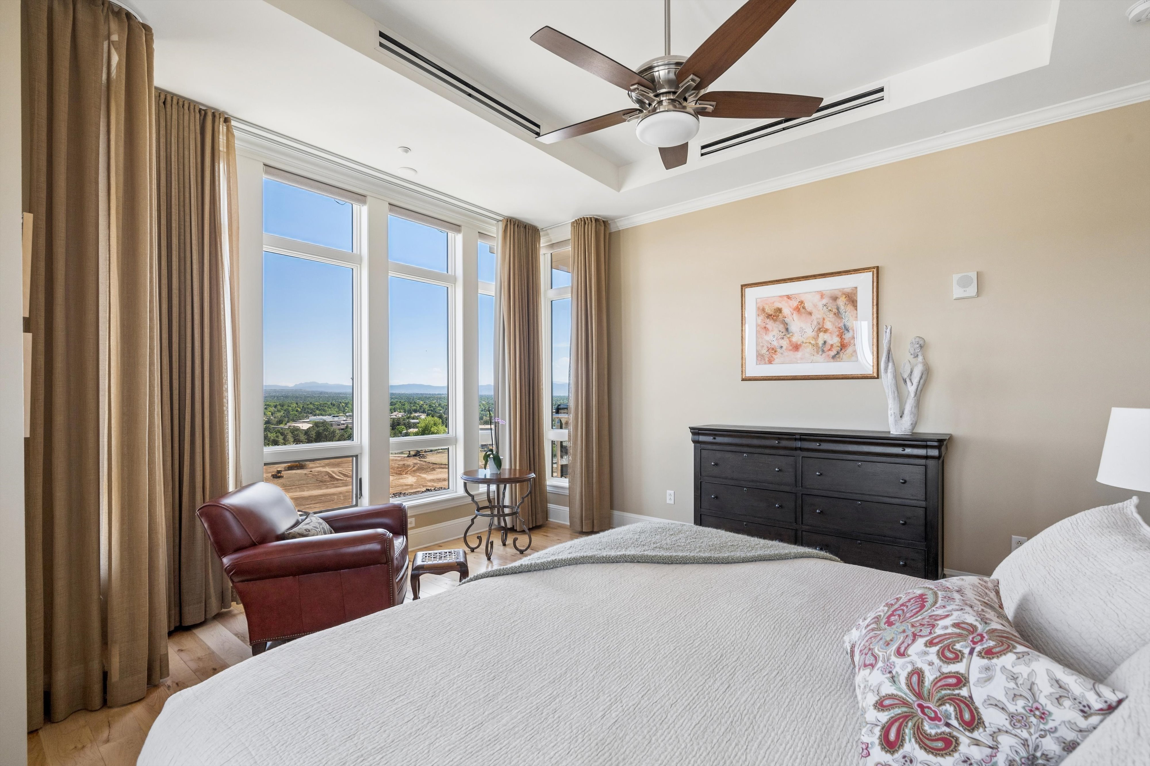  Fantastic 2 Bed/2 Bath End Unit Offering Panoramic Views - 物件實景