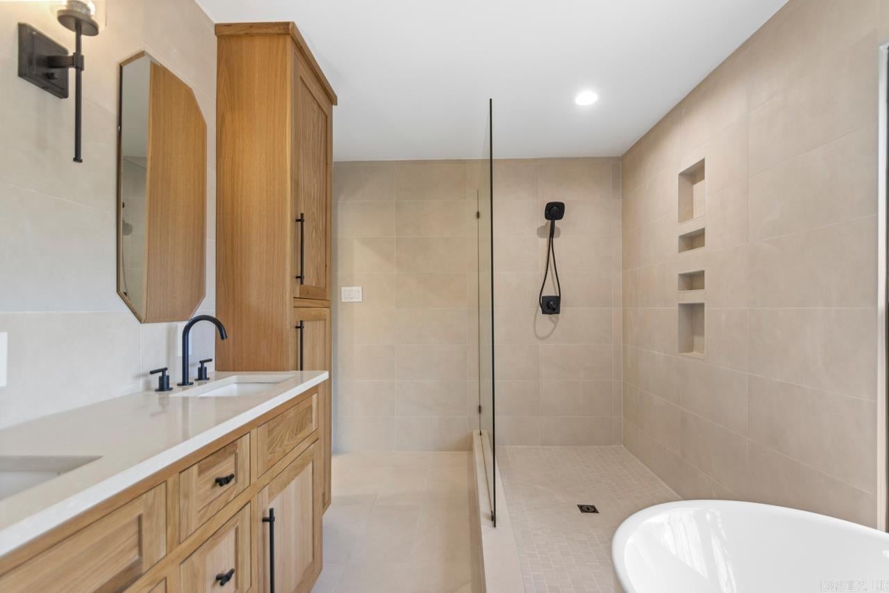 Alexander, Arkansas, 72002, United States, 6 Bedrooms Bedrooms, ,4 BathroomsBathrooms,Residential,For Sale,1986136