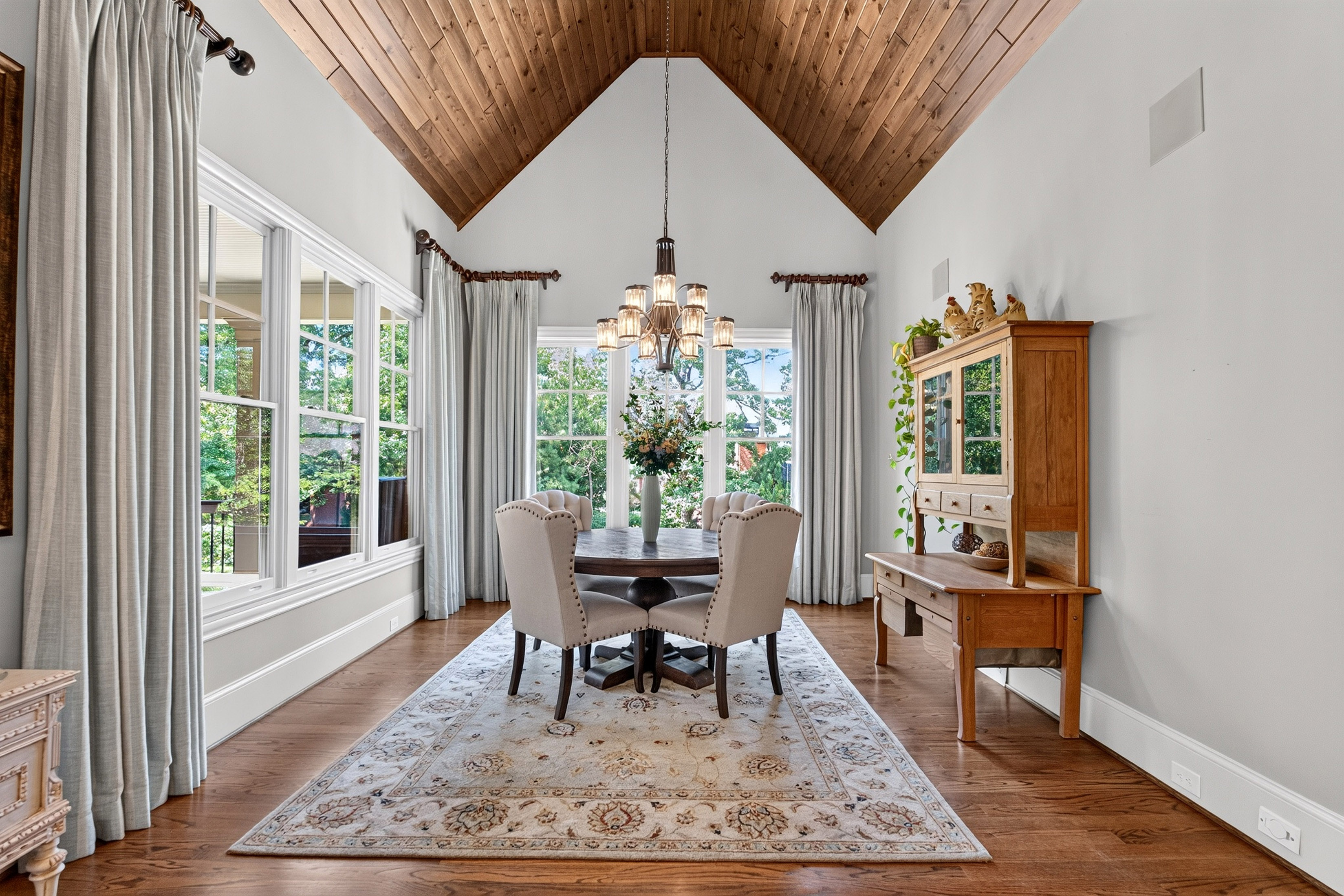  Experience Refined Estate Living in this Exceptional All-Brick and Stone Ranch - 物件實景