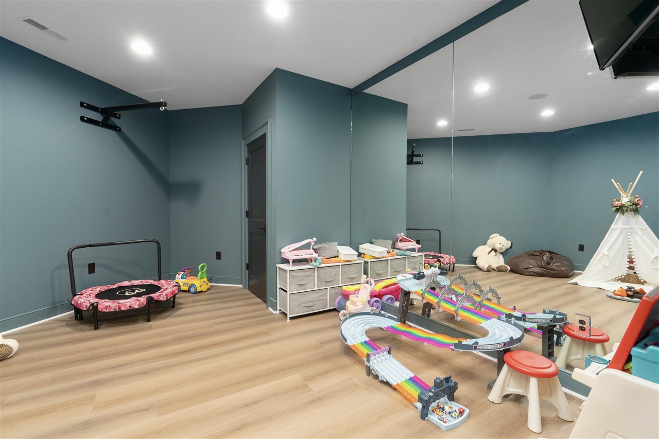 Bowling Green, Kentucky, 42103, United States, 5 Bedrooms Bedrooms, ,5 BathroomsBathrooms,Residential,For Sale,1986458