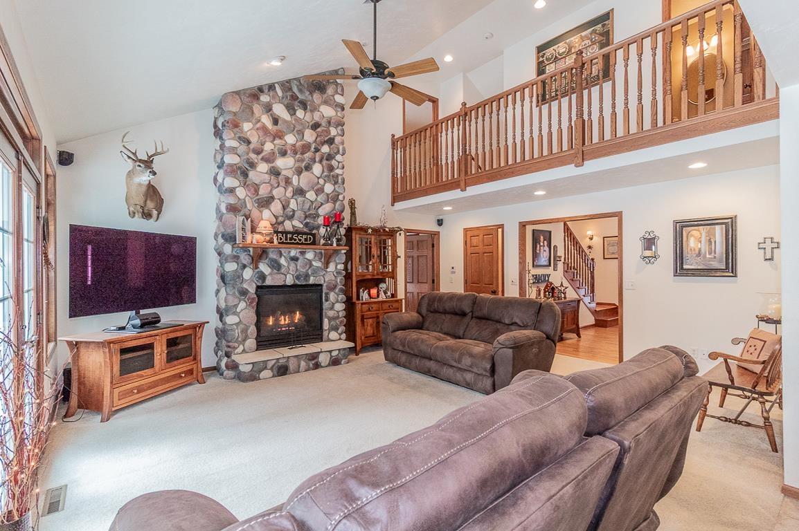 New London, Wisconsin, 54961-8857, United States, 4 Bedrooms Bedrooms, ,4 BathroomsBathrooms,Residential,For Sale,2001494