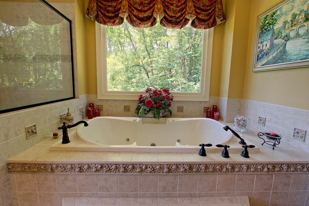 Hayesville, North Carolina, 28904, United States, 5 Bedrooms Bedrooms, ,5 BathroomsBathrooms,Residential,For Sale,1913677