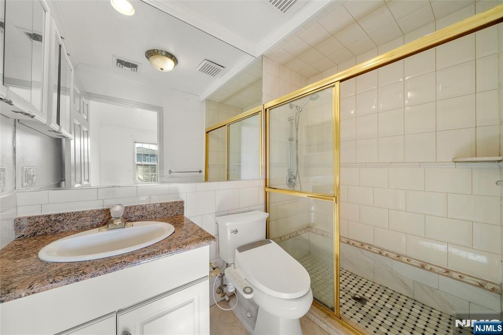 Palisades Park, New Jersey, 07650, United States, 3 Bedrooms Bedrooms, ,4 BathroomsBathrooms,Residential,For Sale,1995559