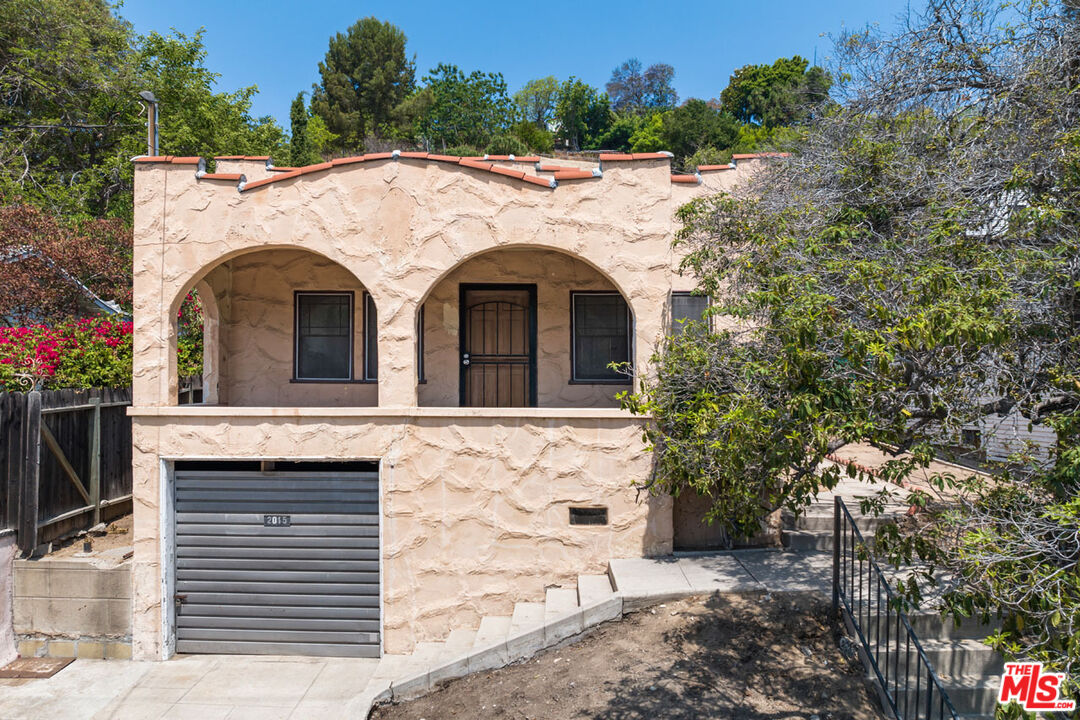 Los Angeles, California, 90027, United States, 2 Bedrooms Bedrooms, ,1 BathroomBathrooms,Residential,For Sale,1920084