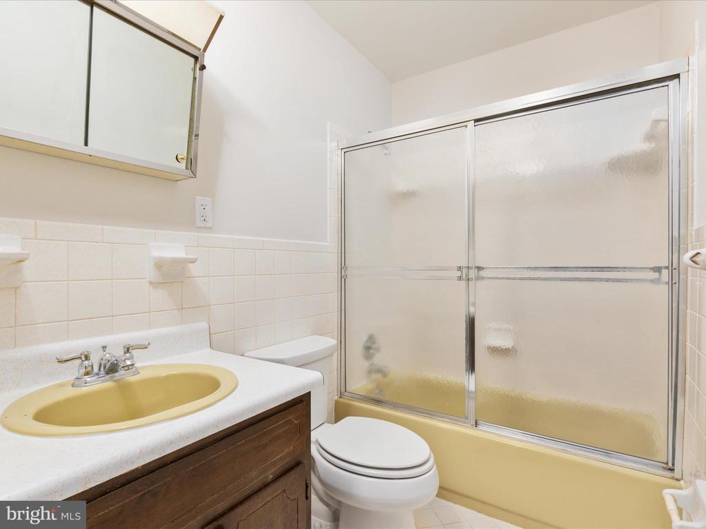 Leesburg, Virginia, 20176, United States, 6 Bedrooms Bedrooms, ,3 BathroomsBathrooms,Residential,For Sale,1979496