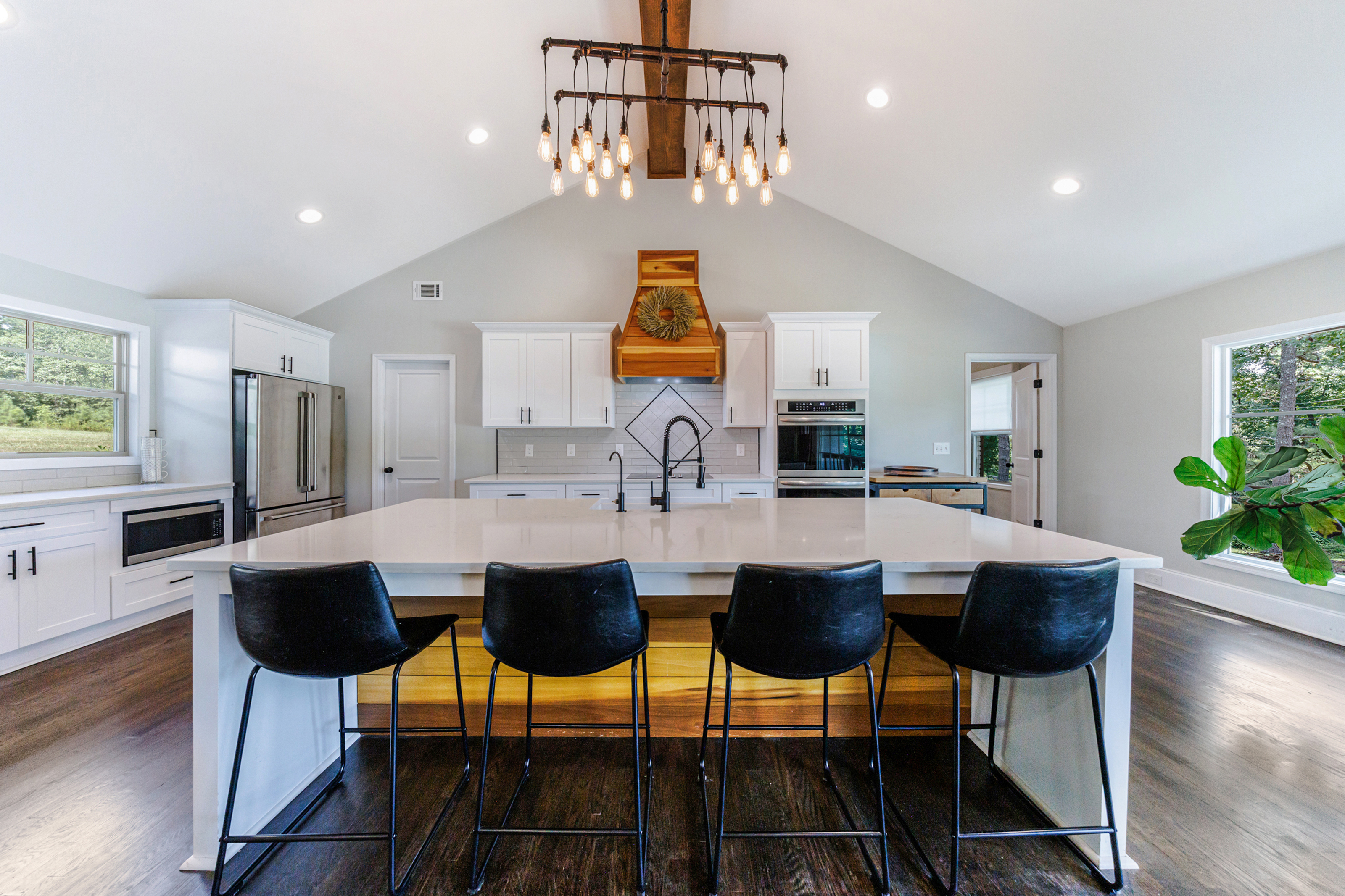  Stunning Fully Renovated Oasis on 2.4+/- Acres - 物件實景