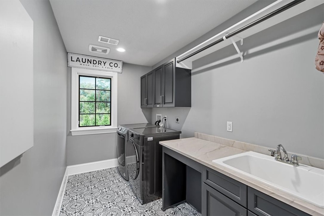 Cranberry Twp, Pennsylvania, 16066, United States, 4 Bedrooms Bedrooms, ,5 BathroomsBathrooms,Residential,For Sale,1940441