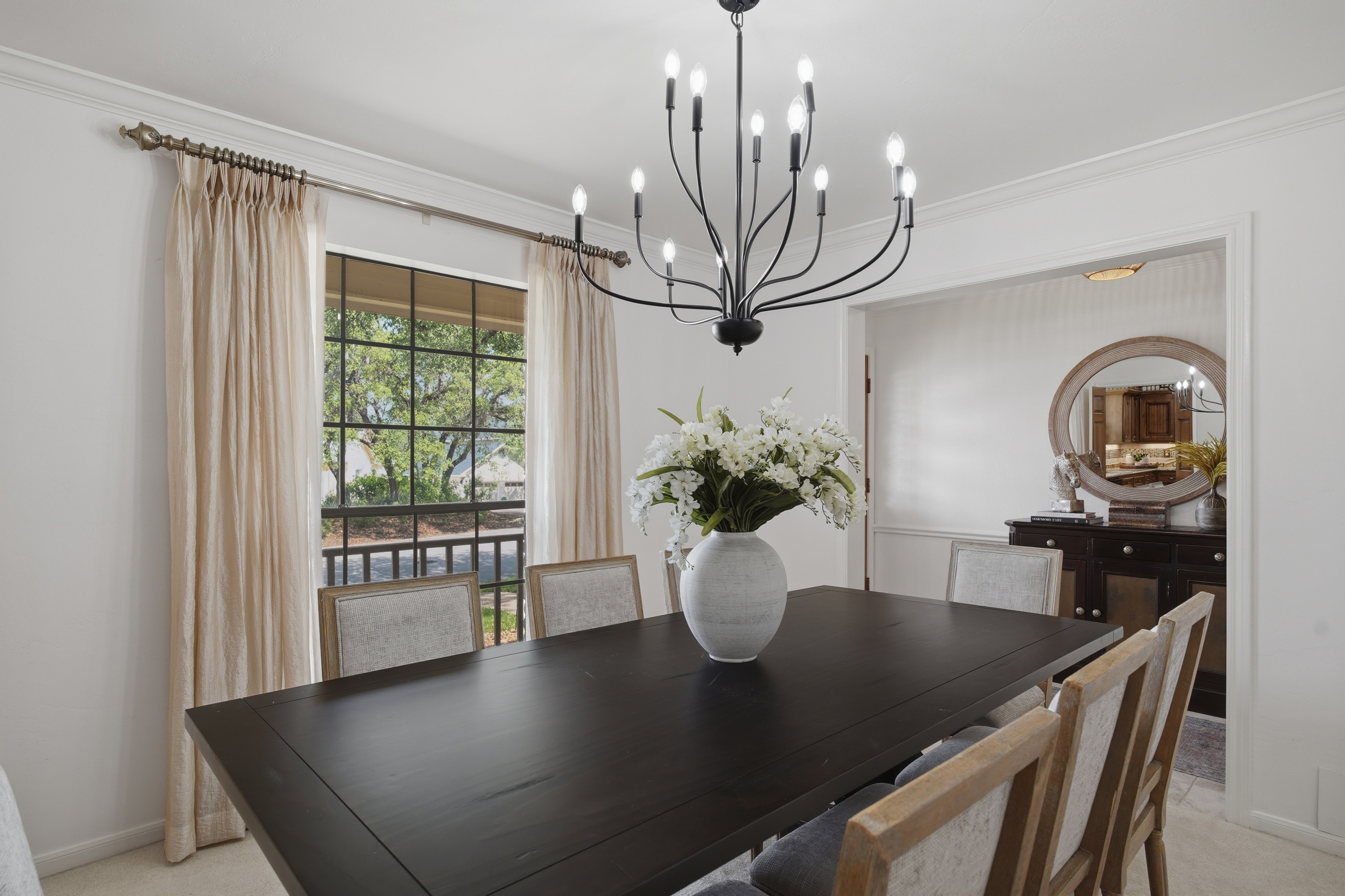  Custom Home with Private Backyard Oasis - 物件實景