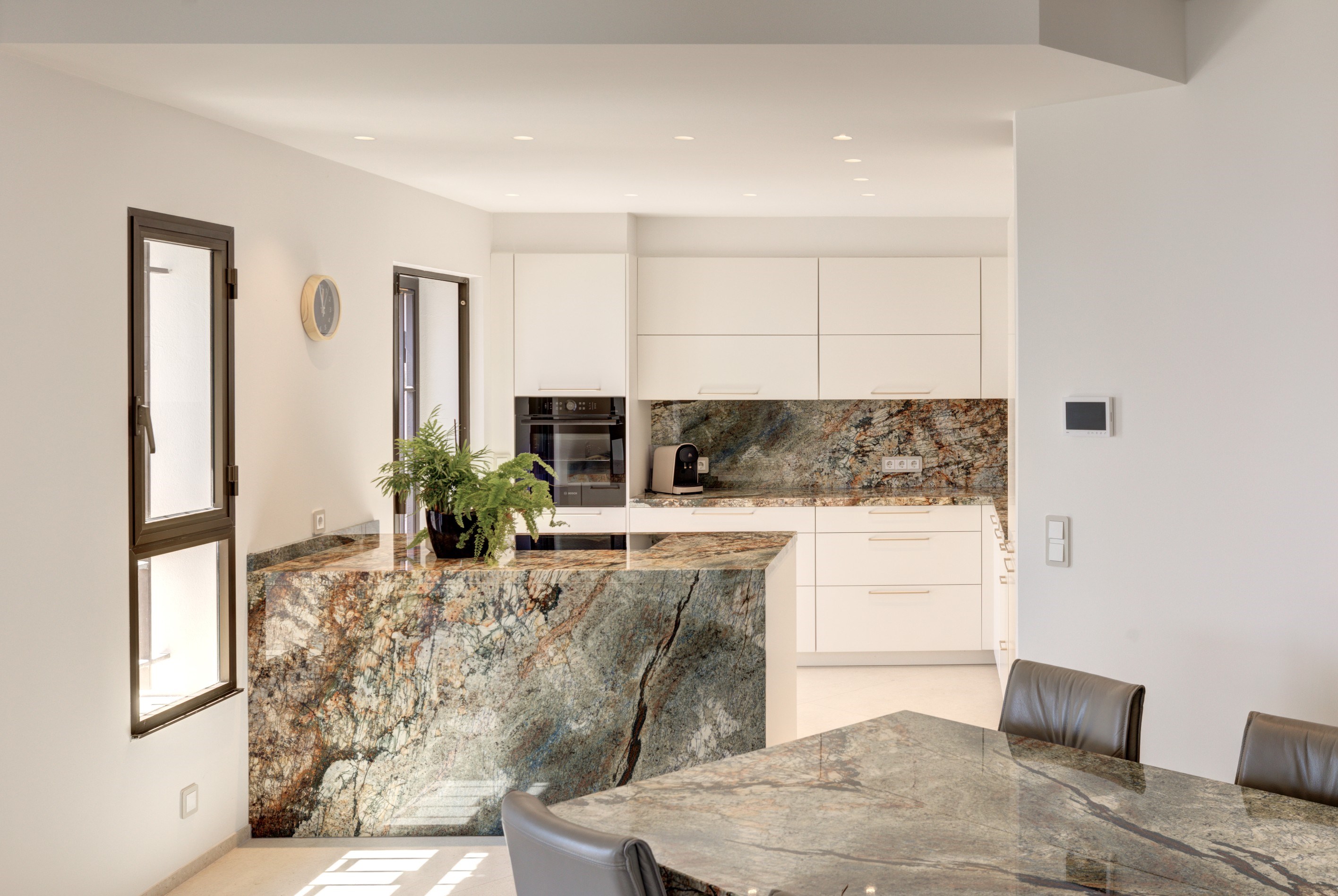  Super Cannes Vallauris, 260 sqm villa with five bedrooms, pool and panoramic se… - 物件實景