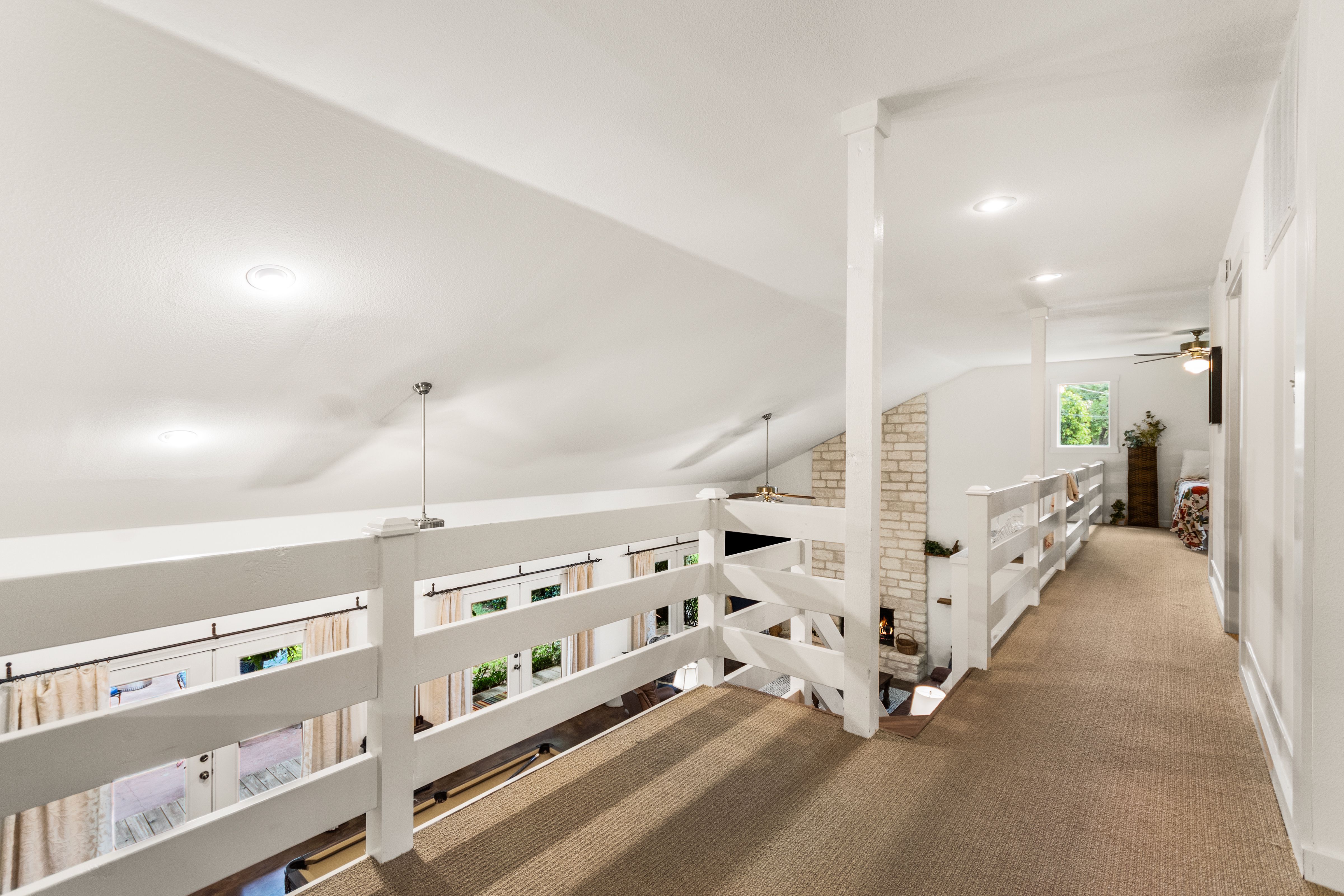  Privacy, Hill Country Charm and Income Potential - 物件實景