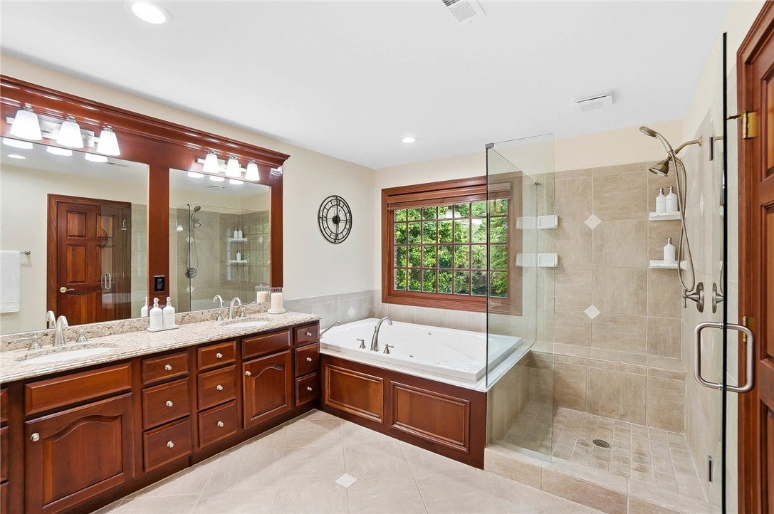 Dayton, Ohio, 45458, United States, 4 Bedrooms Bedrooms, ,5 BathroomsBathrooms,Residential,For Sale,2048387