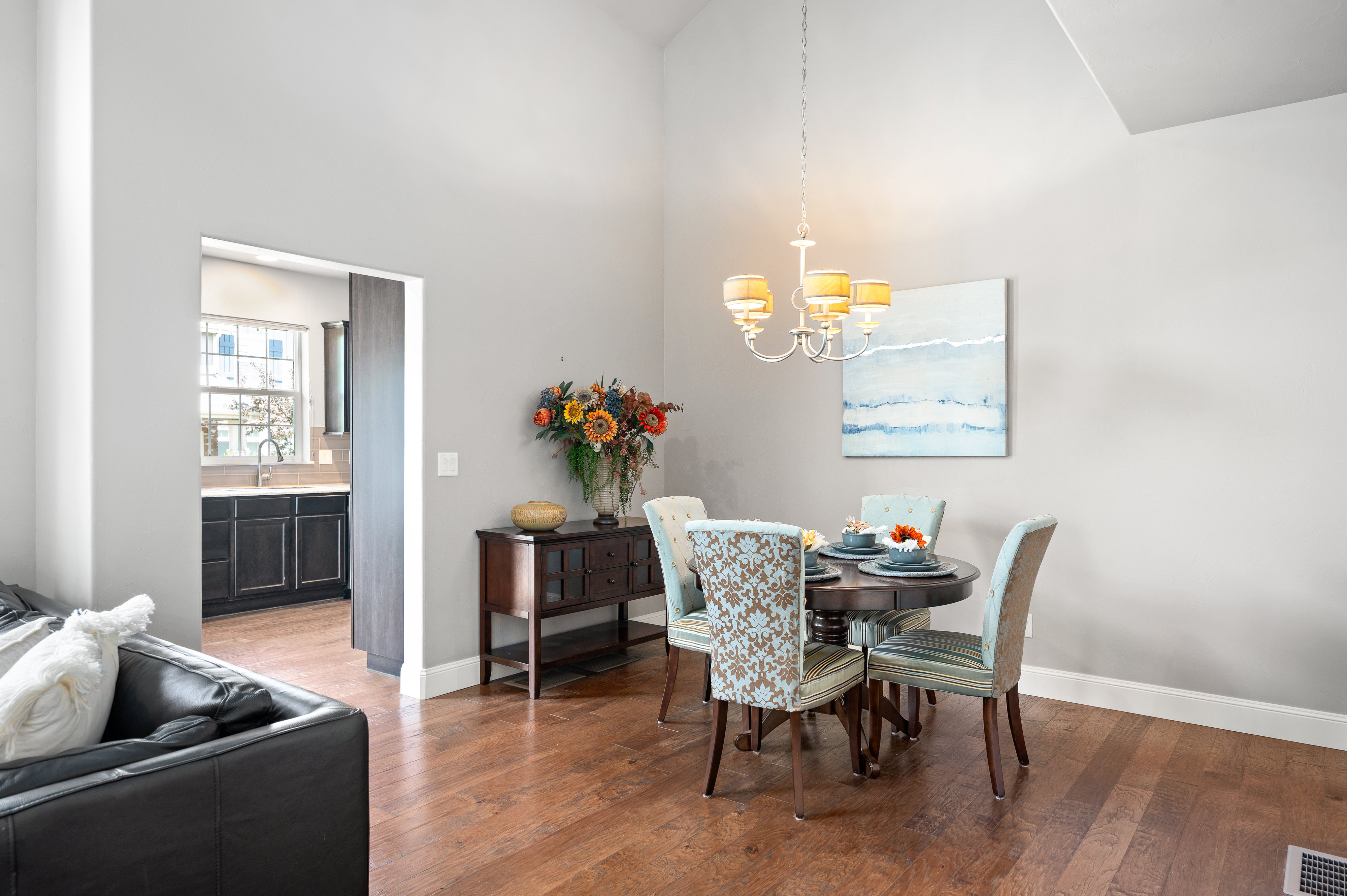  Pristine And Charming End Unit Townhome - 物件實景