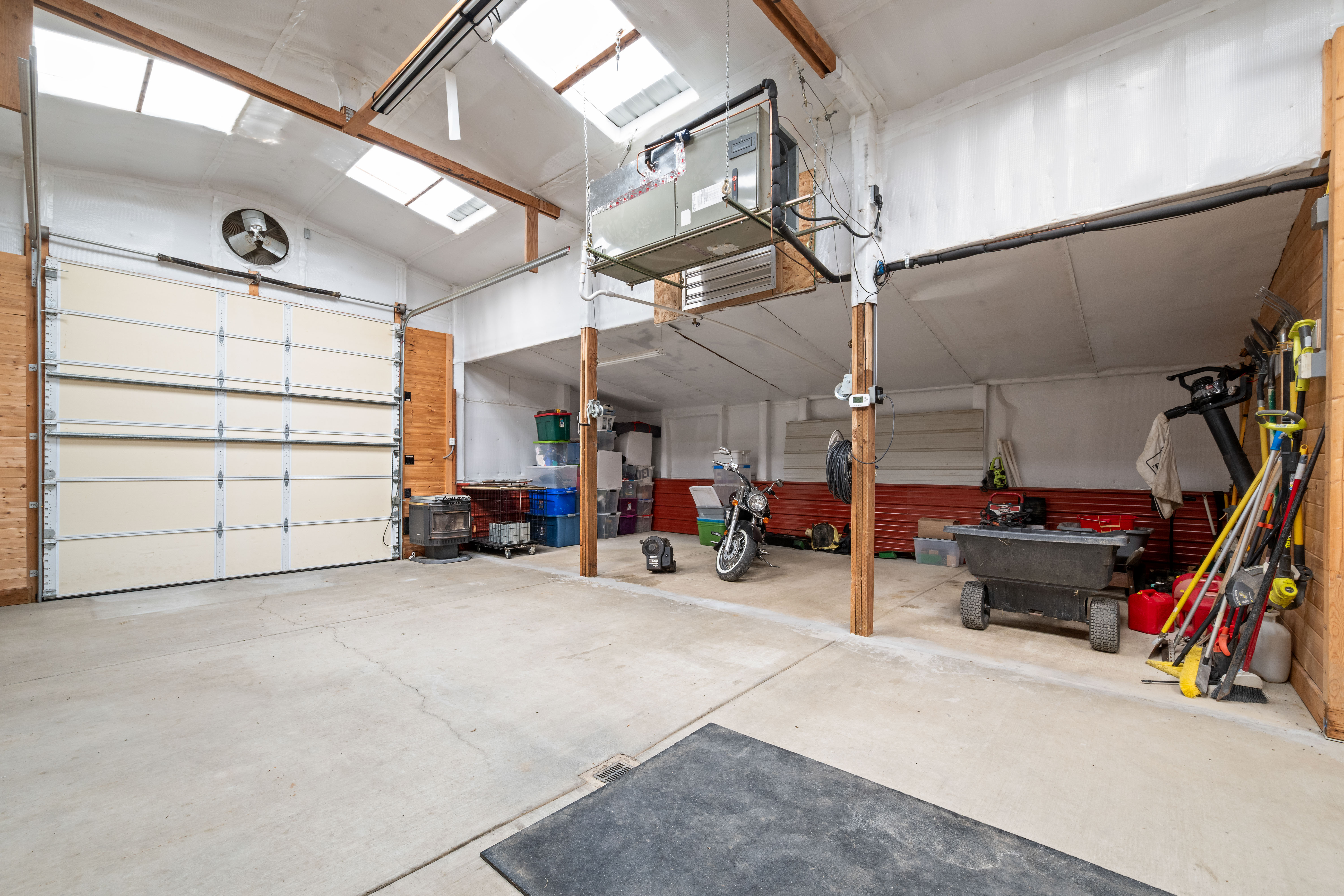  5.4 Acres, Barn, Shop, Pool and Views - 物件實景