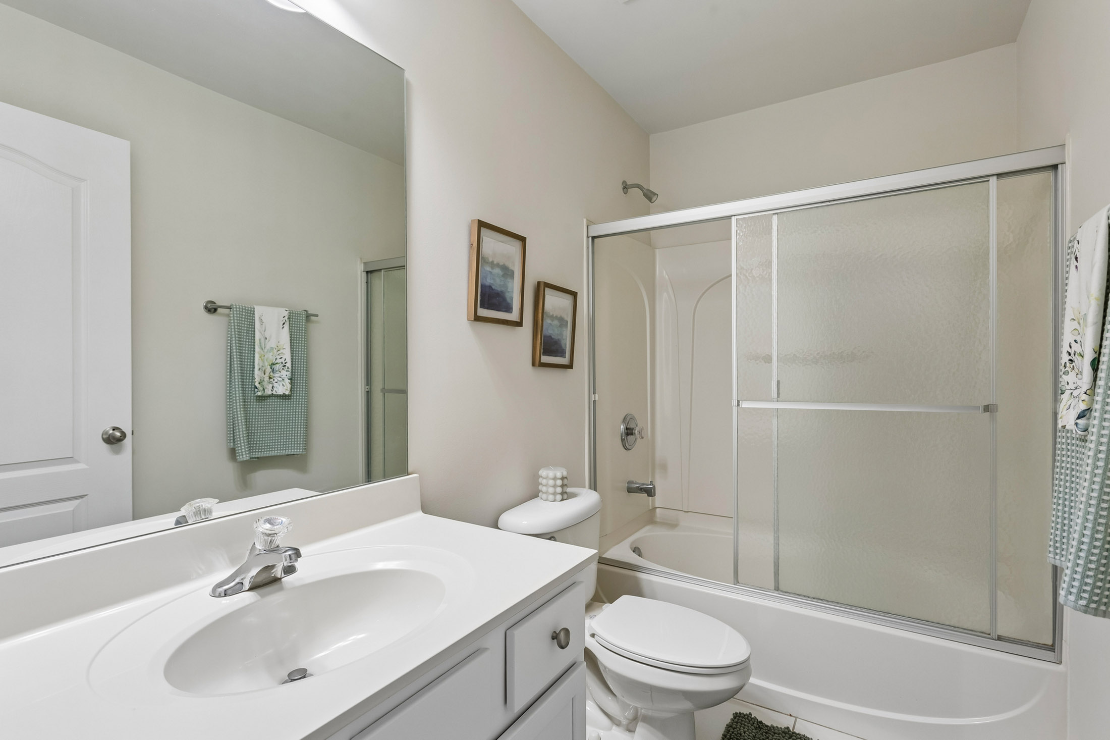  Move-in Ready Townhome Offers Space and Convenience - 物件實景