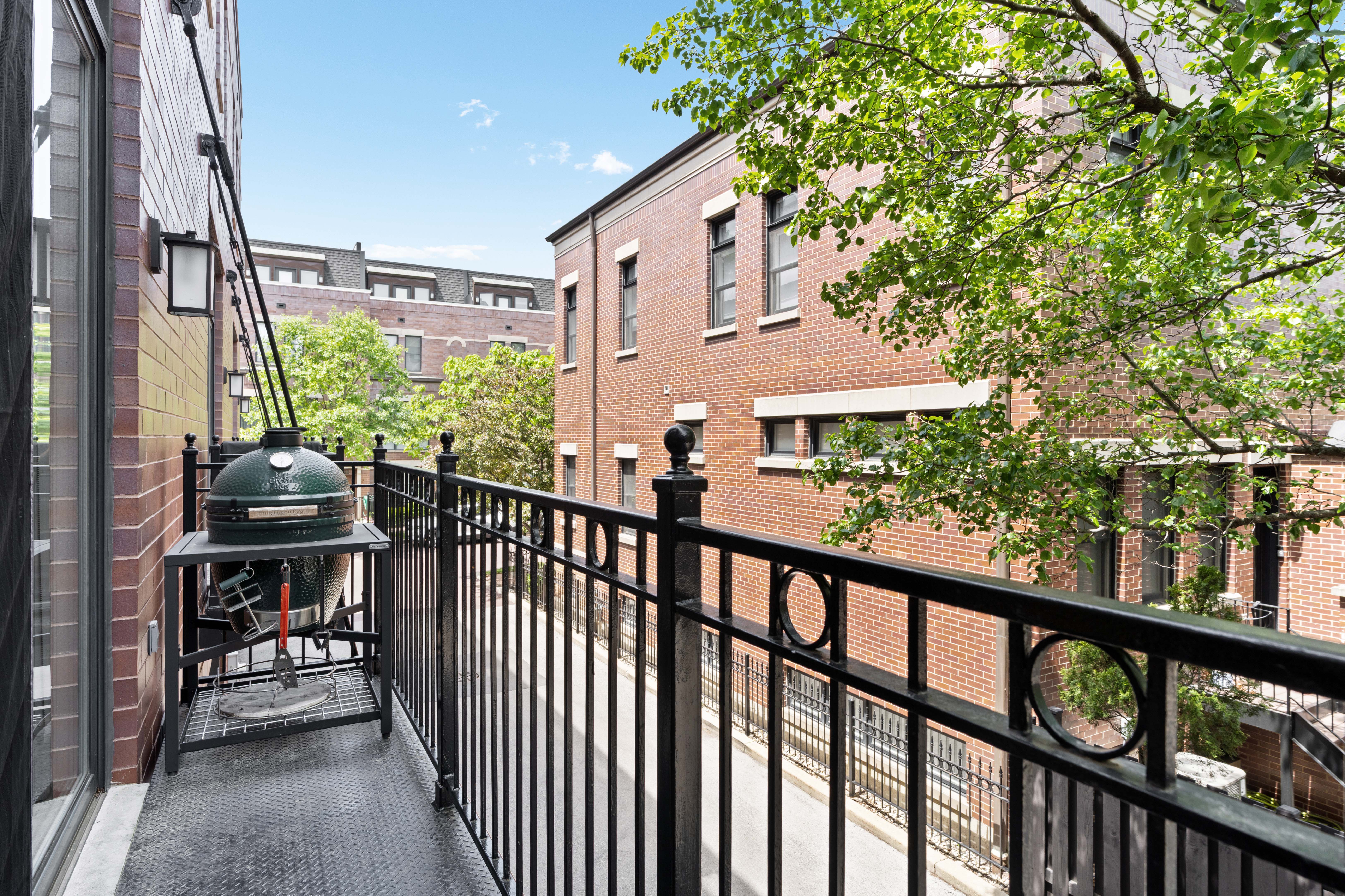  All Brick Townhome that Lives like a Single-family Home - 物件實景