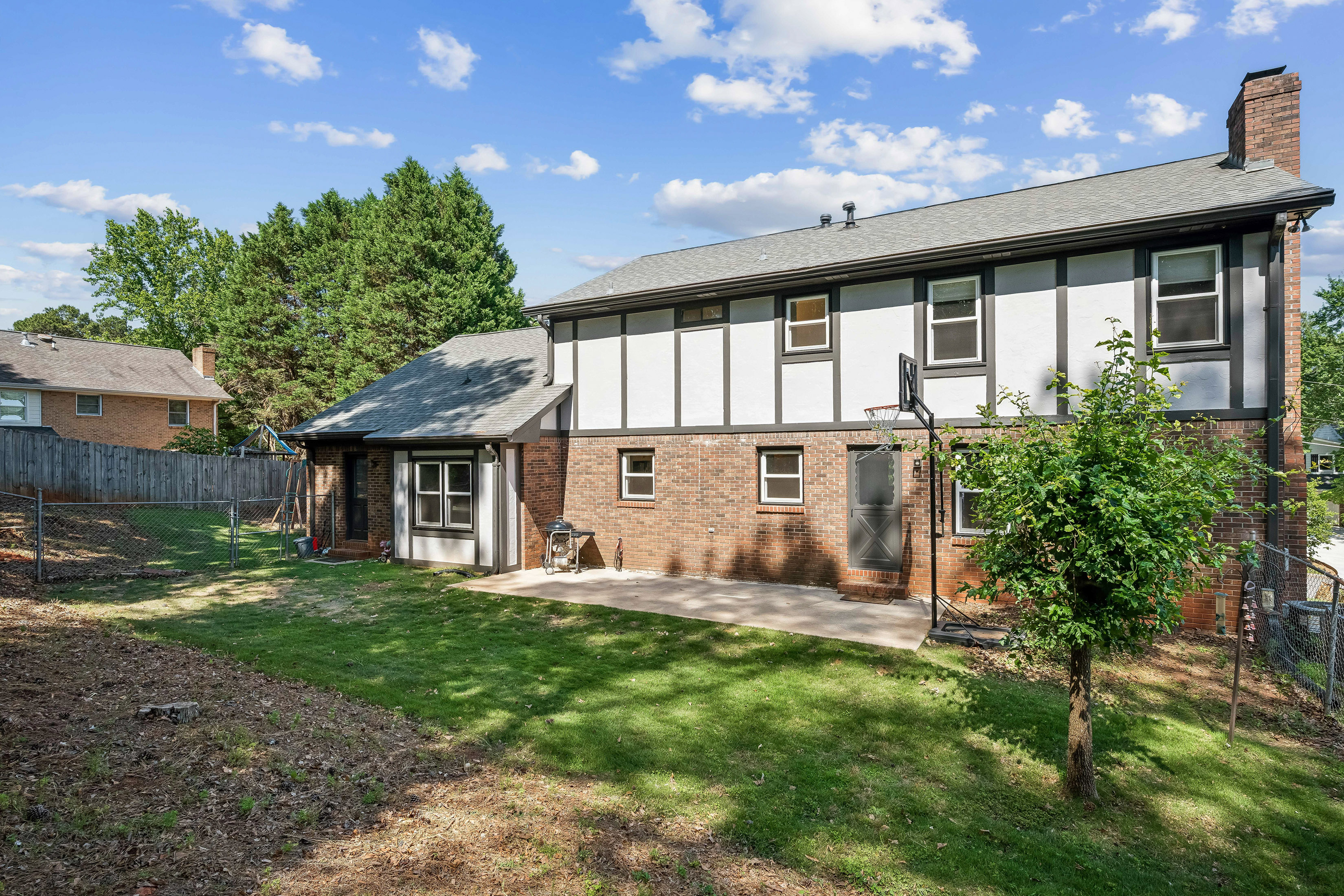  Charming Tudor-style Home Nestled in the Heart of Embry Hills - 物件實景