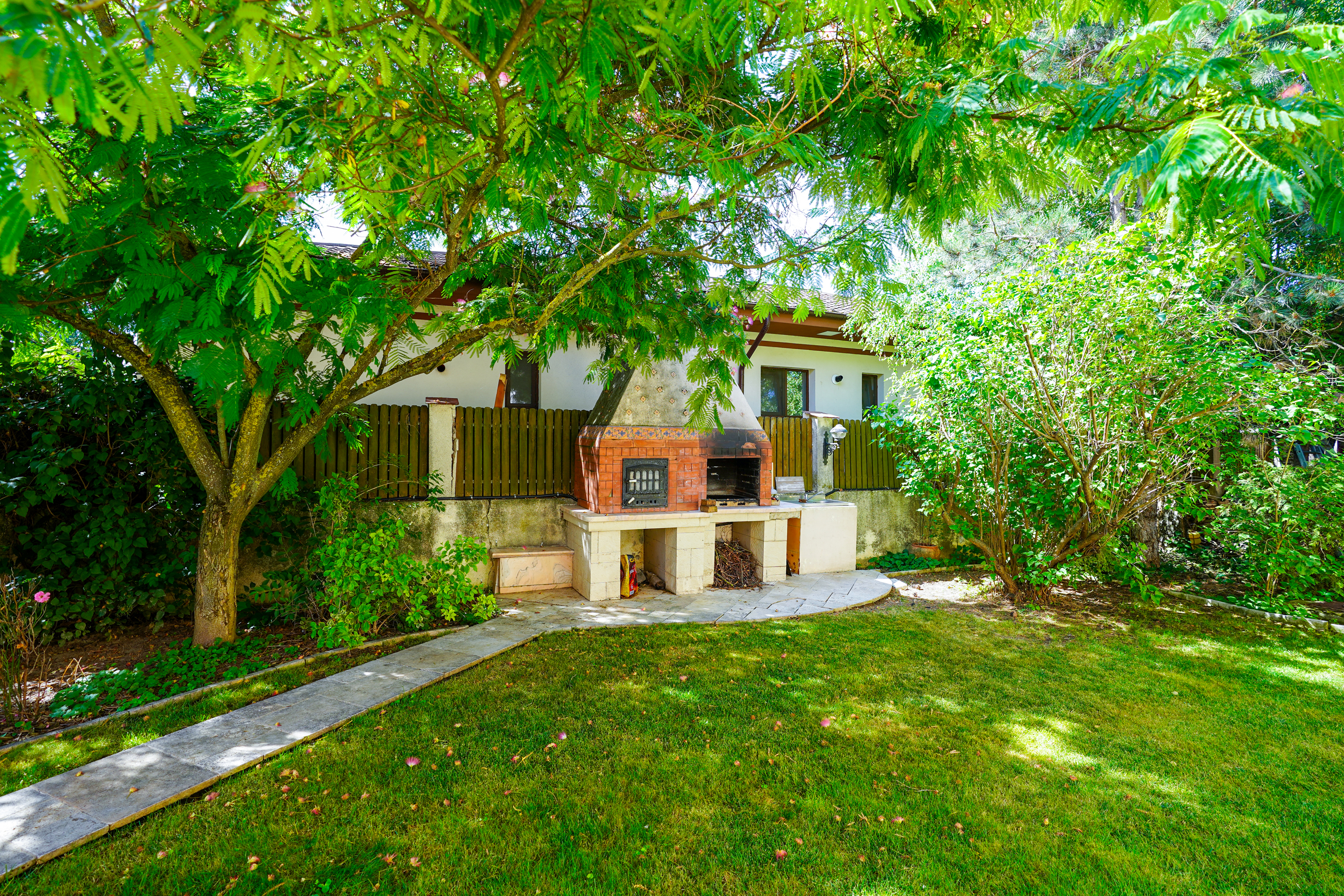  Secluded Villa with Expansive Garden & Pool in Corbeanca - 物件實景