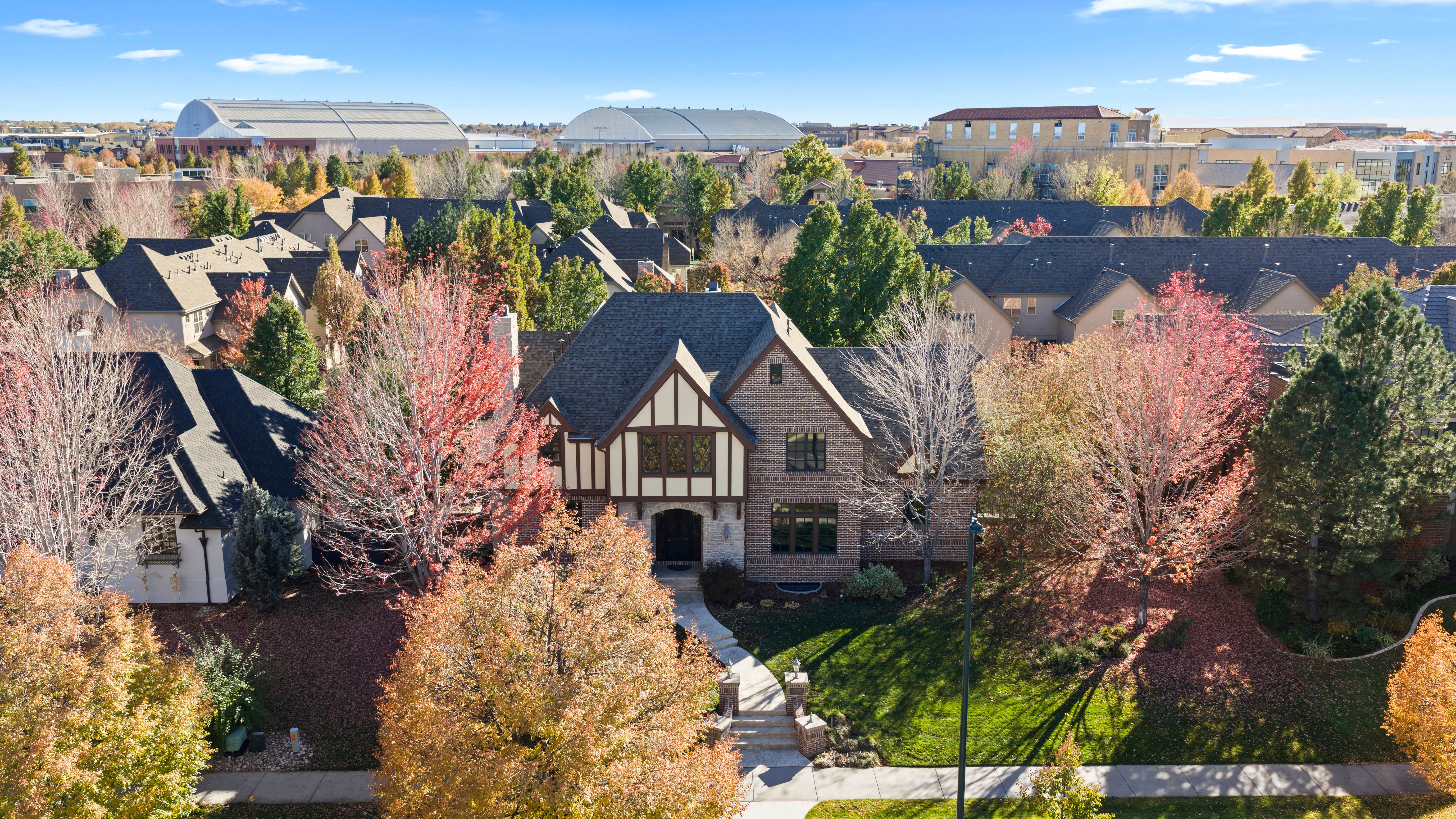  LUXURY LIVING IN LOWRY TIMELESS ENGLISH TUDOR EXPANSIVE LOT ON 6TH AVENUE PKWY - 物件實景