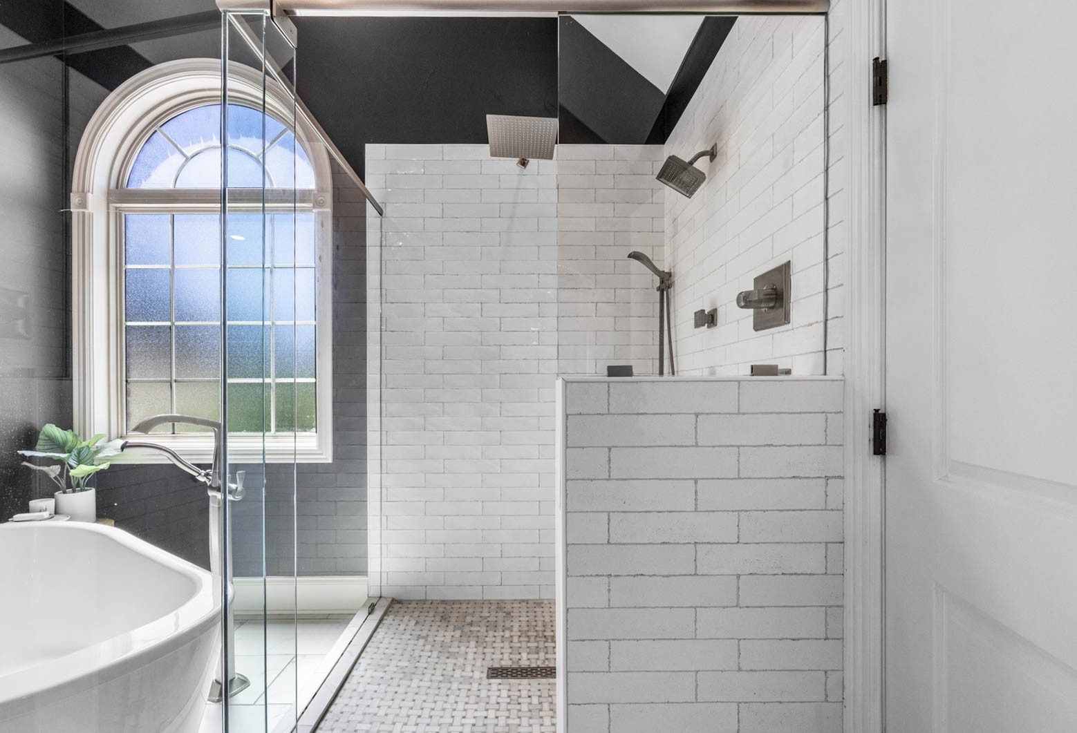 Clarksville, Tennessee, 37043, United States, 4 Bedrooms Bedrooms, ,5 BathroomsBathrooms,Residential,For Sale,1997798