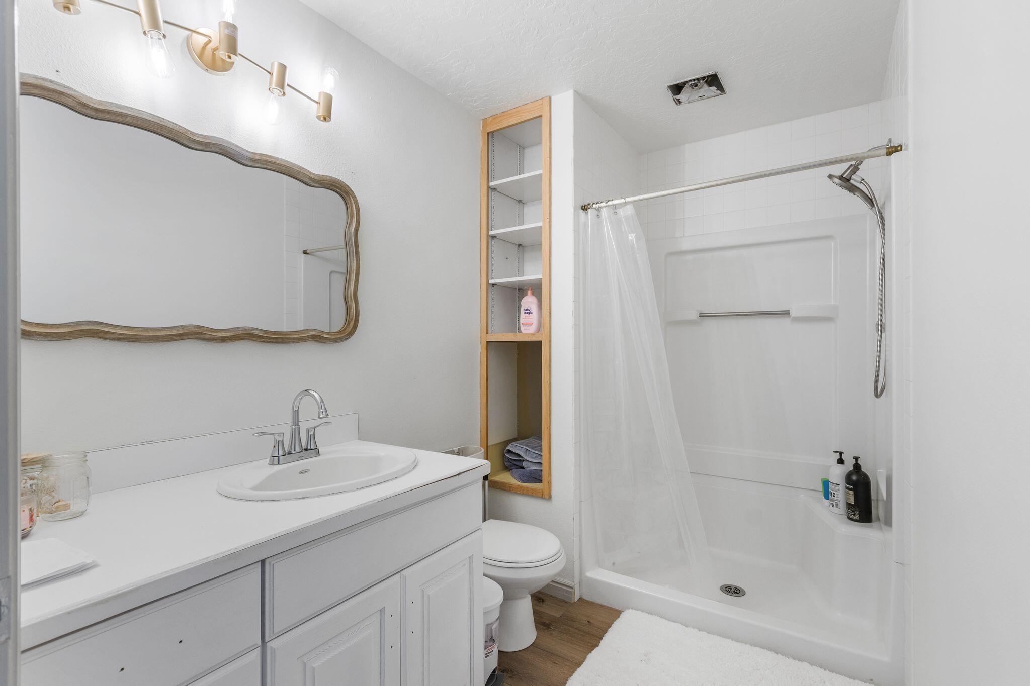 Parowan, Utah, 84761, United States, 6 Bedrooms Bedrooms, ,5 BathroomsBathrooms,Residential,For Sale,1995430