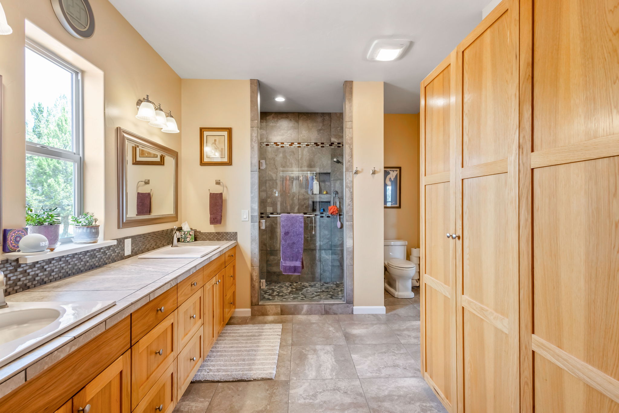Prineville, Oregon, 97754, United States, 3 Bedrooms Bedrooms, ,4 BathroomsBathrooms,Residential,For Sale,1942116