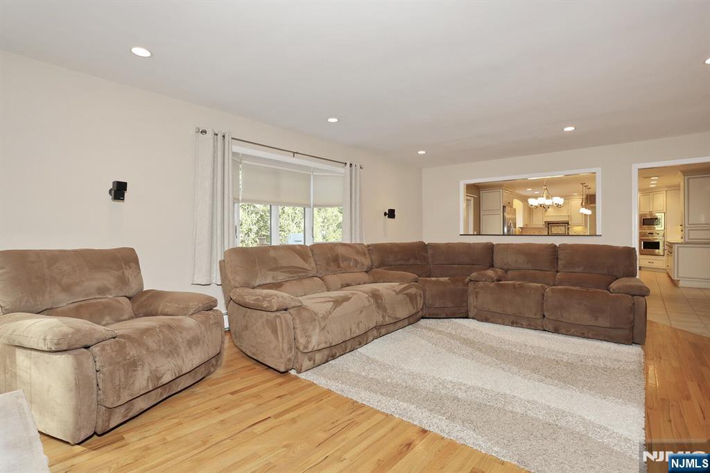 Paramus, New Jersey, 07652, United States, 5 Bedrooms Bedrooms, ,4 BathroomsBathrooms,Residential,For Sale,2001740